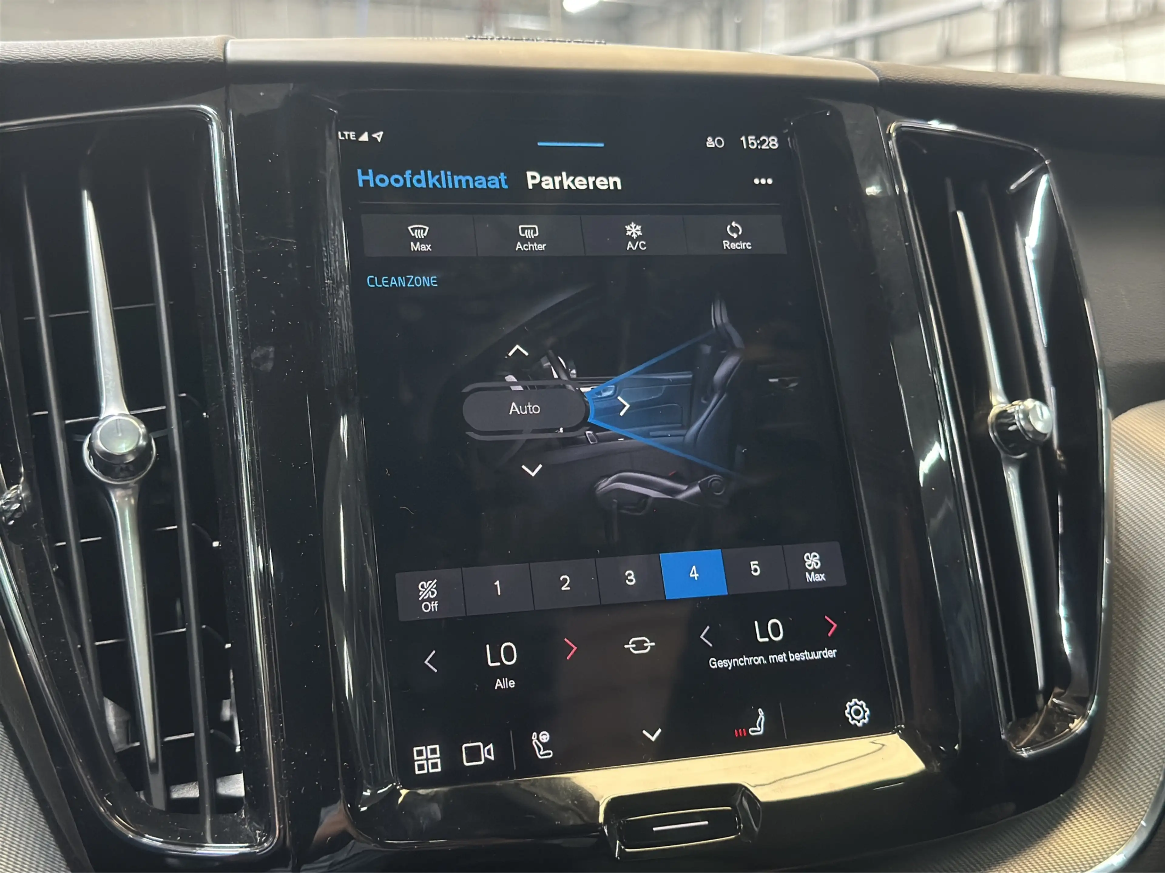 Volvo XC60 2.0 T6 Plug-in hybrid AWD Plus Black Edition — photo 5