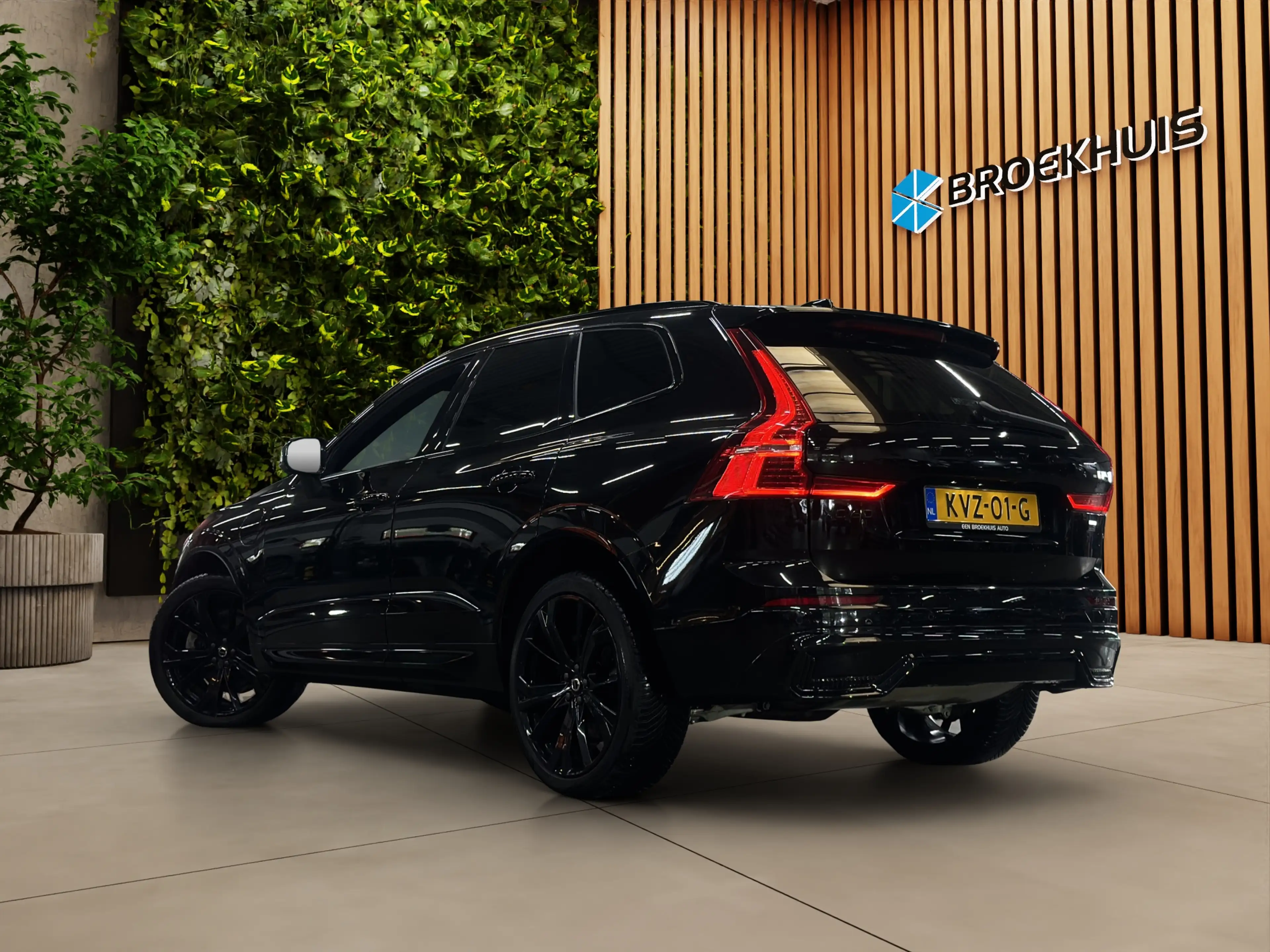 Volvo XC60 2.0 T6 Plug-in hybrid AWD Plus Black Edition — photo 2