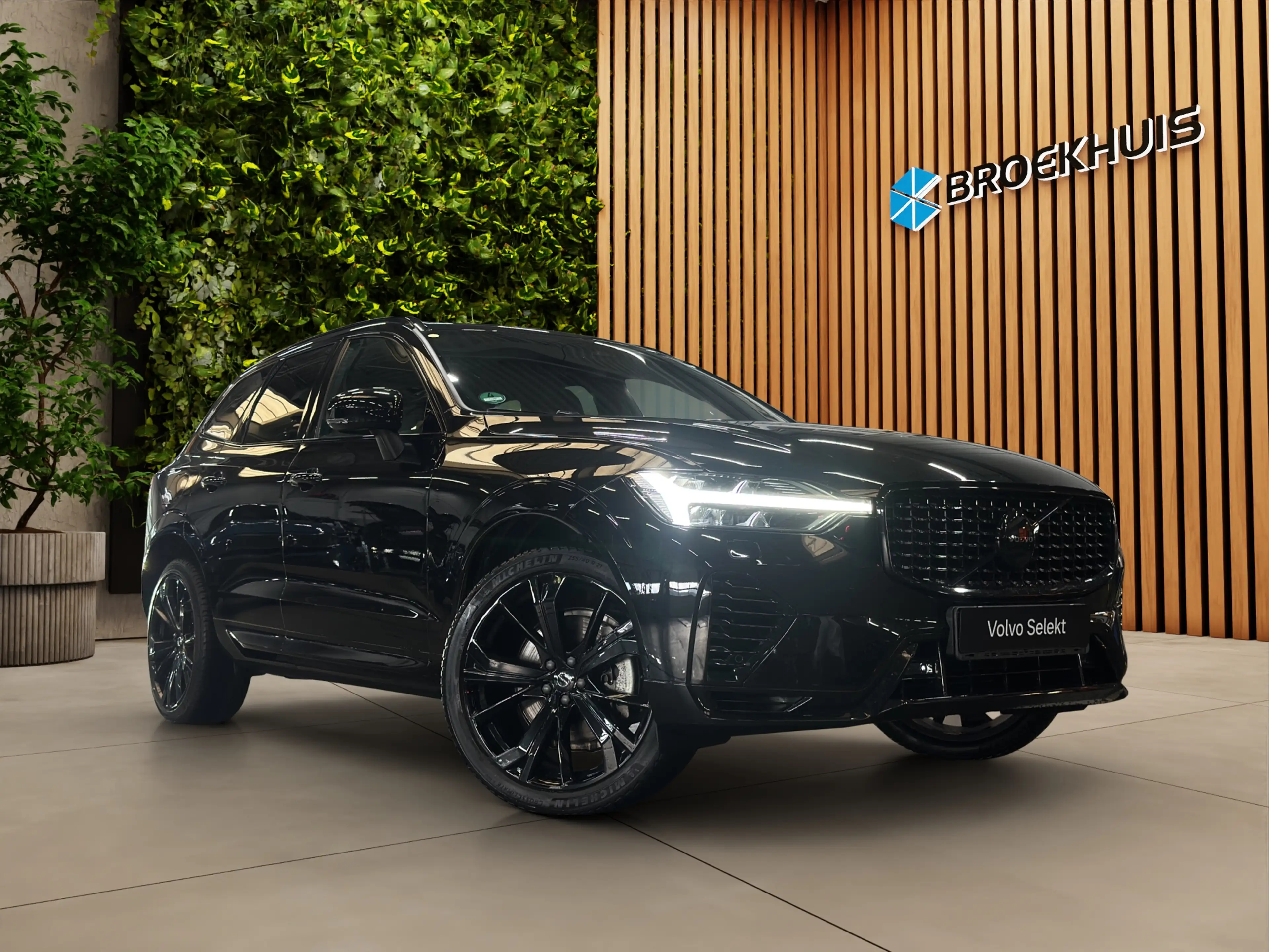 Volvo XC60 2.0 T6 Plug-in hybrid AWD Plus Black Edition — photo 6