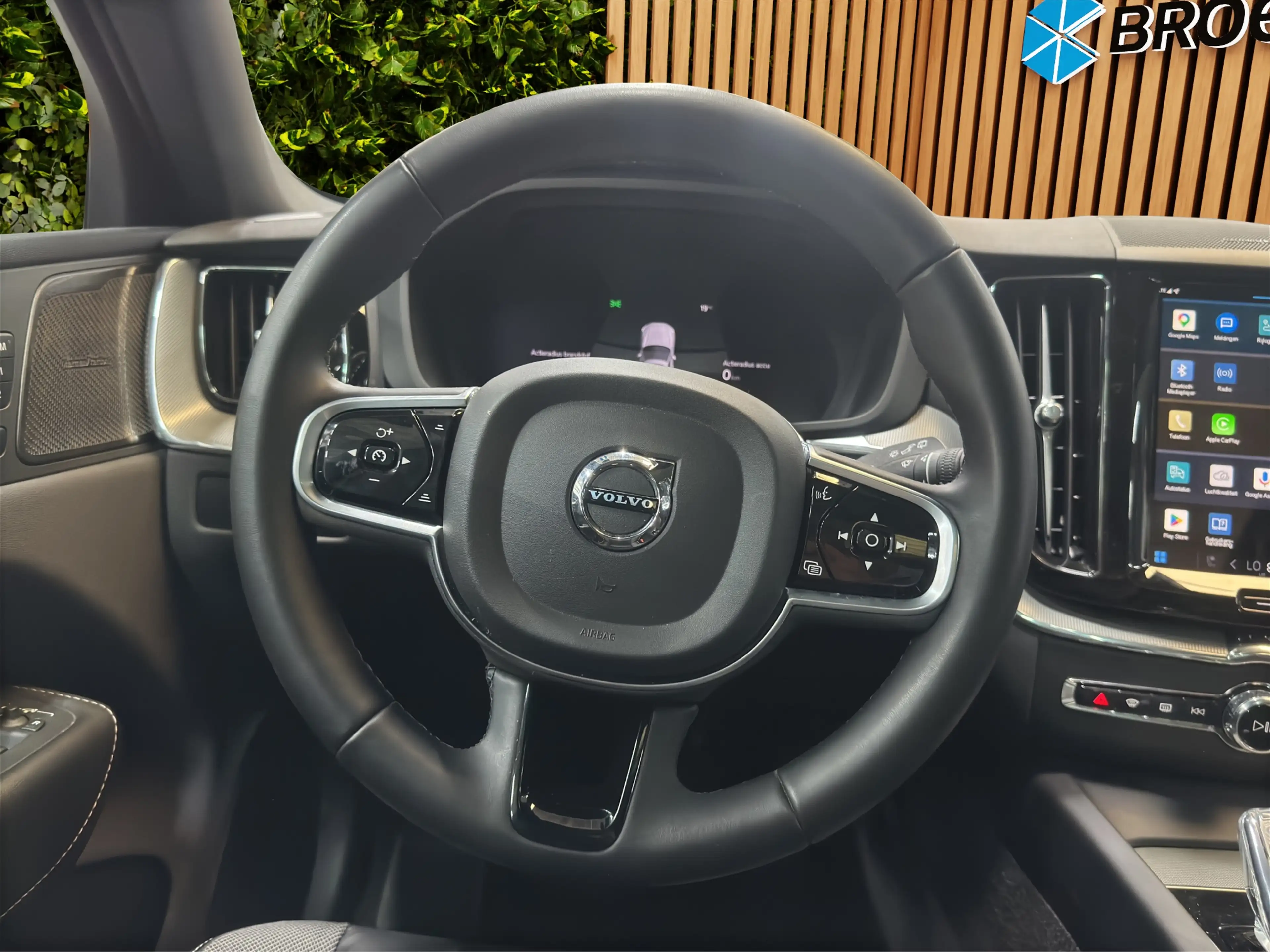 Volvo XC60 2.0 T6 Plug-in hybrid AWD Plus Black Edition — photo 14