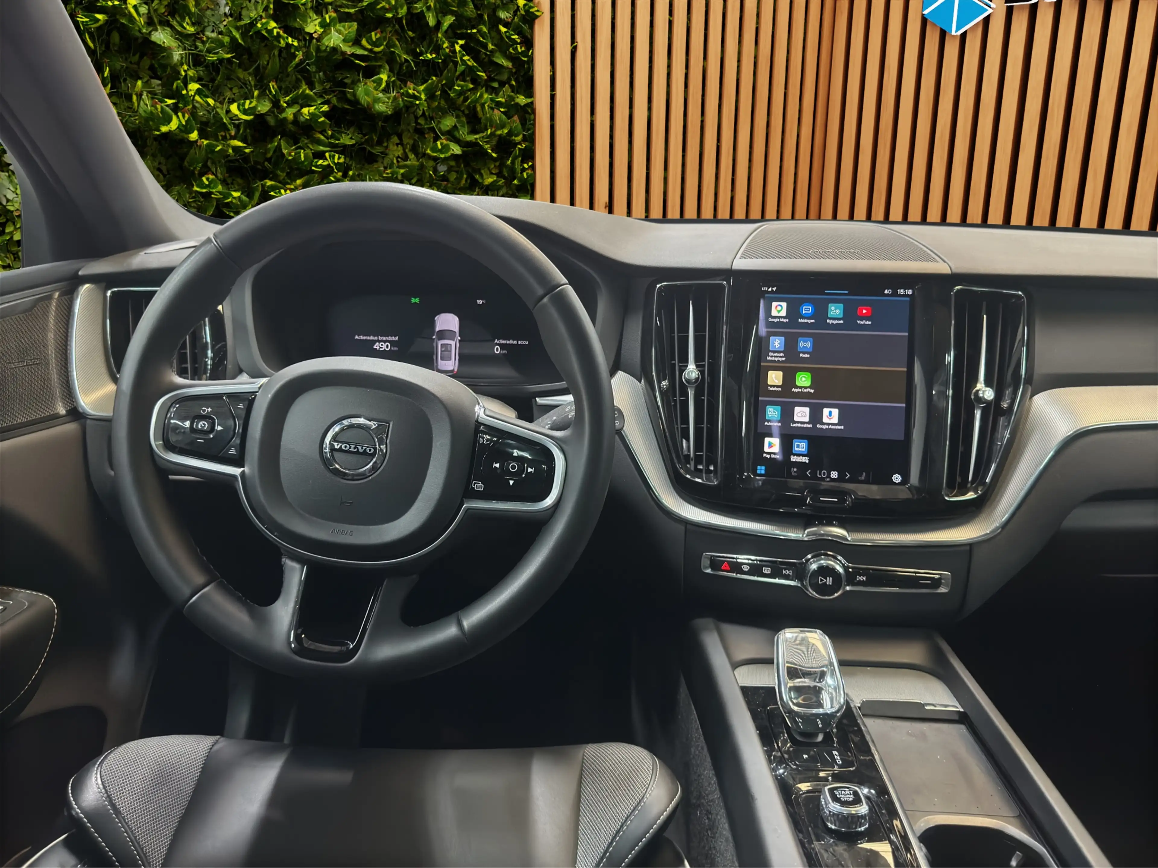 Volvo XC60 2.0 T6 Plug-in hybrid AWD Plus Black Edition — photo 13