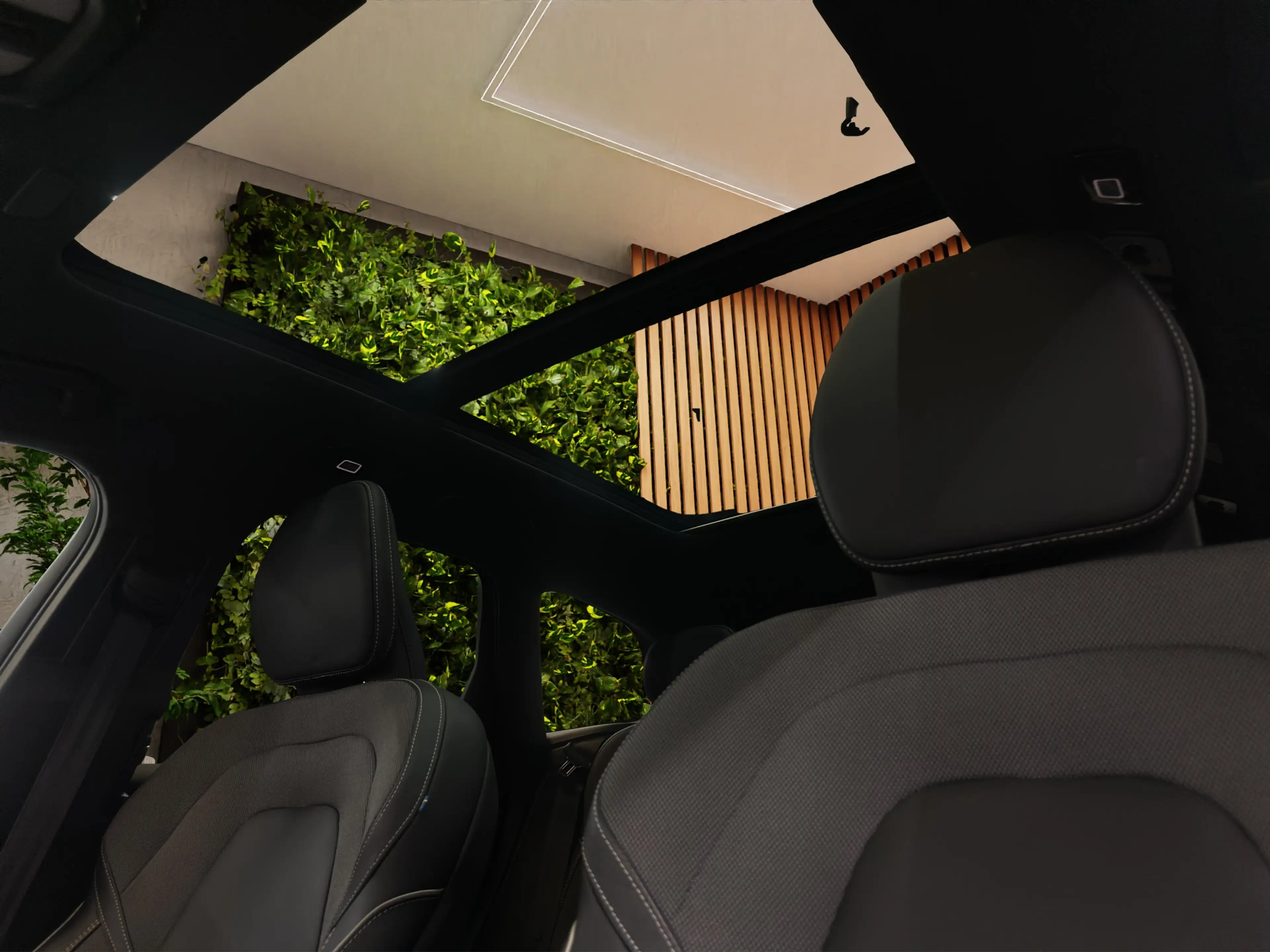 Volvo XC60 2.0 T6 Plug-in hybrid AWD Plus Black Edition — photo 8