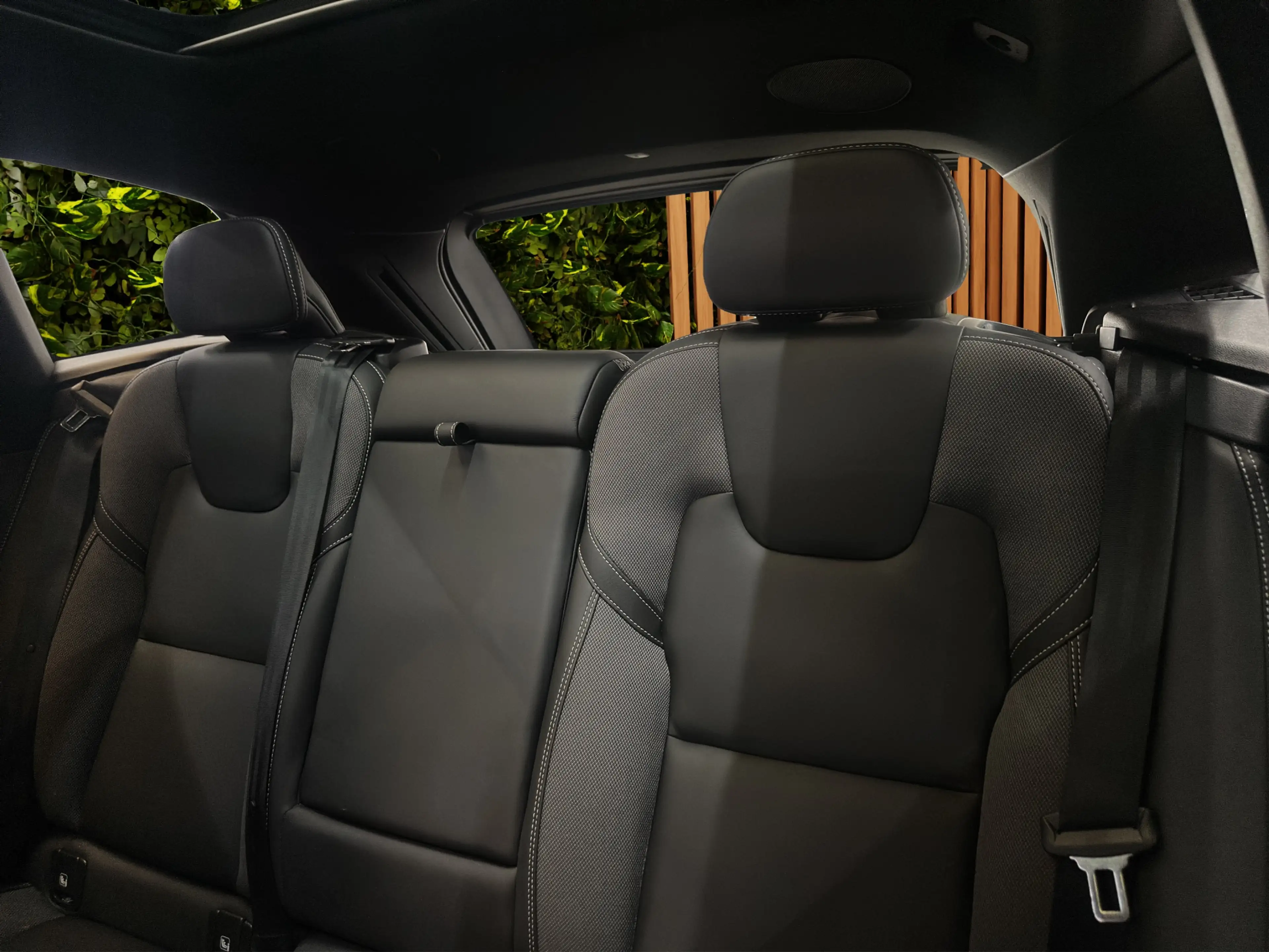Volvo XC60 2.0 T6 Plug-in hybrid AWD Plus Black Edition — photo 9