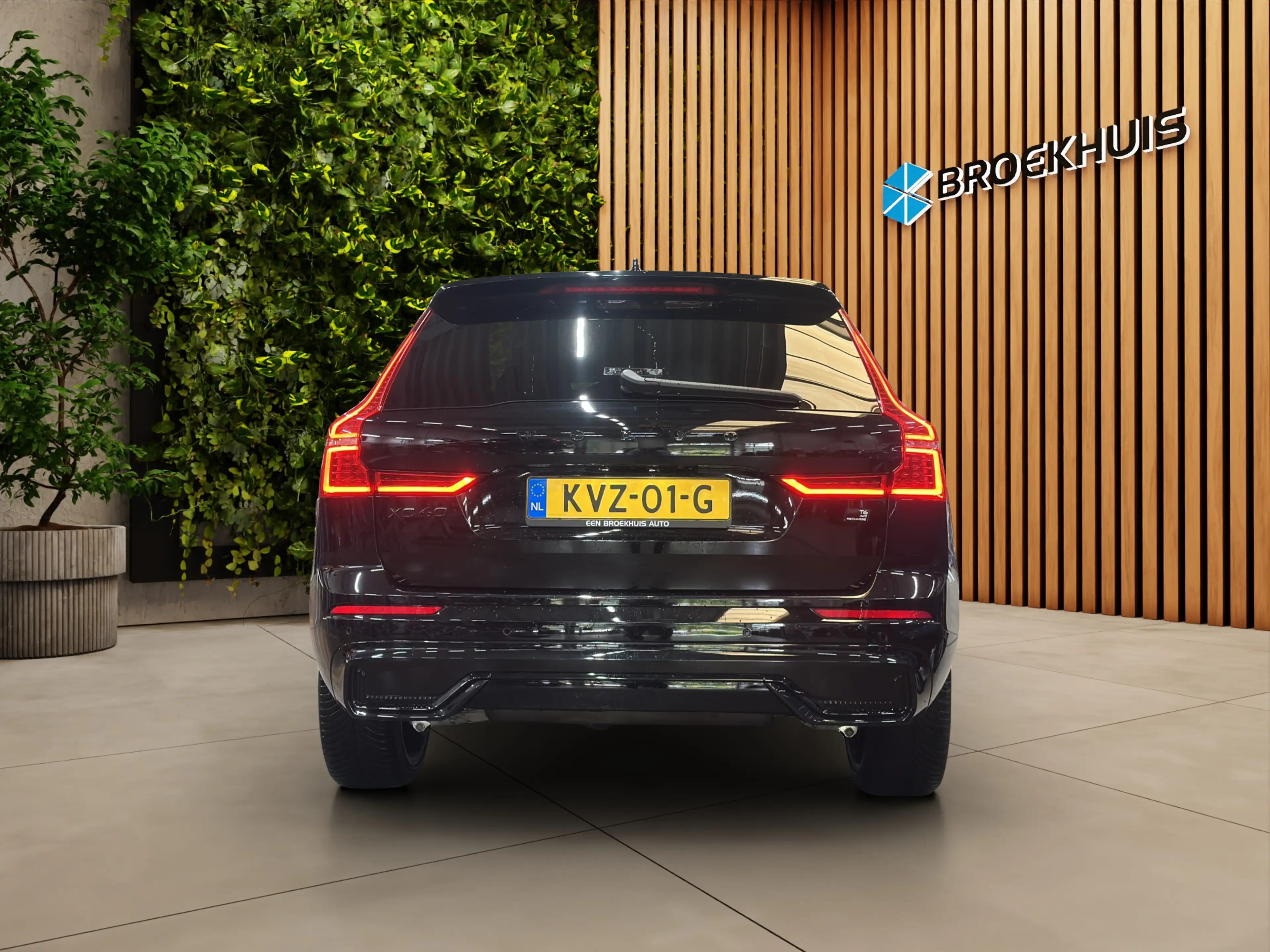 Volvo XC60 2.0 T6 Plug-in hybrid AWD Plus Black Edition — photo 12