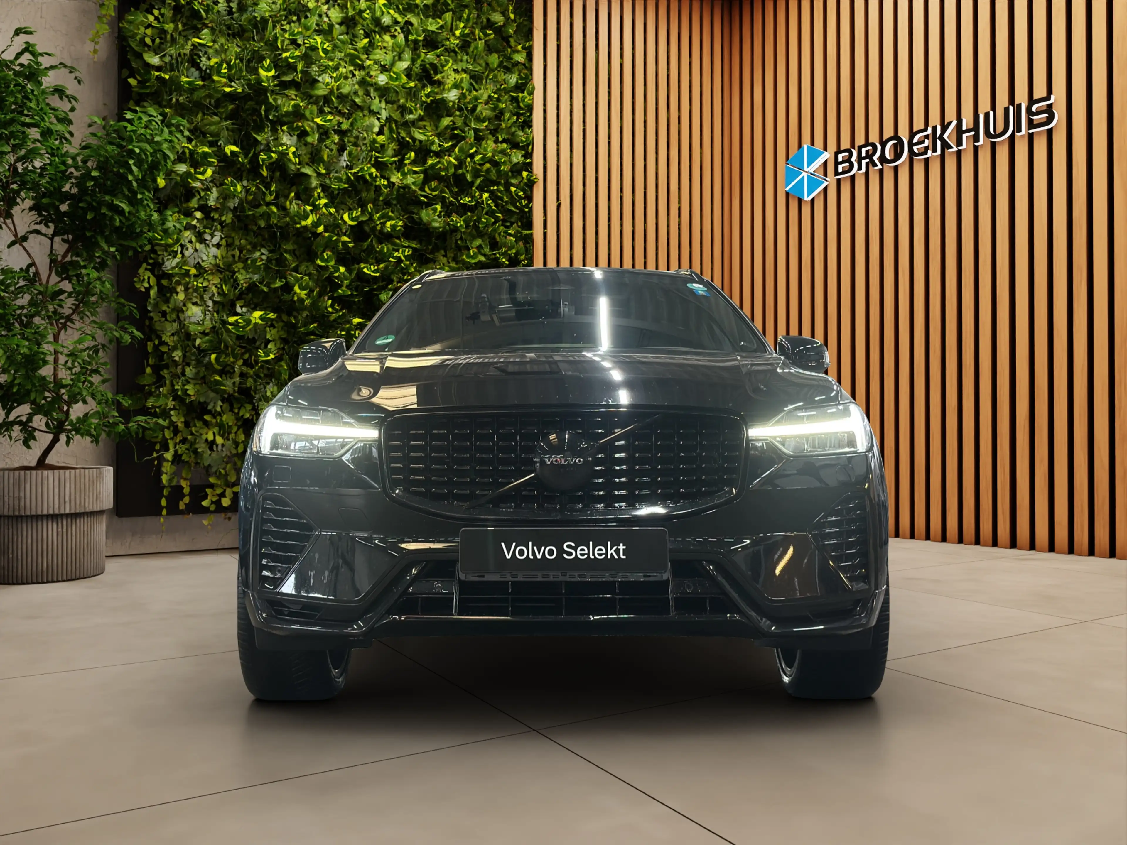 Volvo XC60 2.0 T6 Plug-in hybrid AWD Plus Black Edition — photo 11