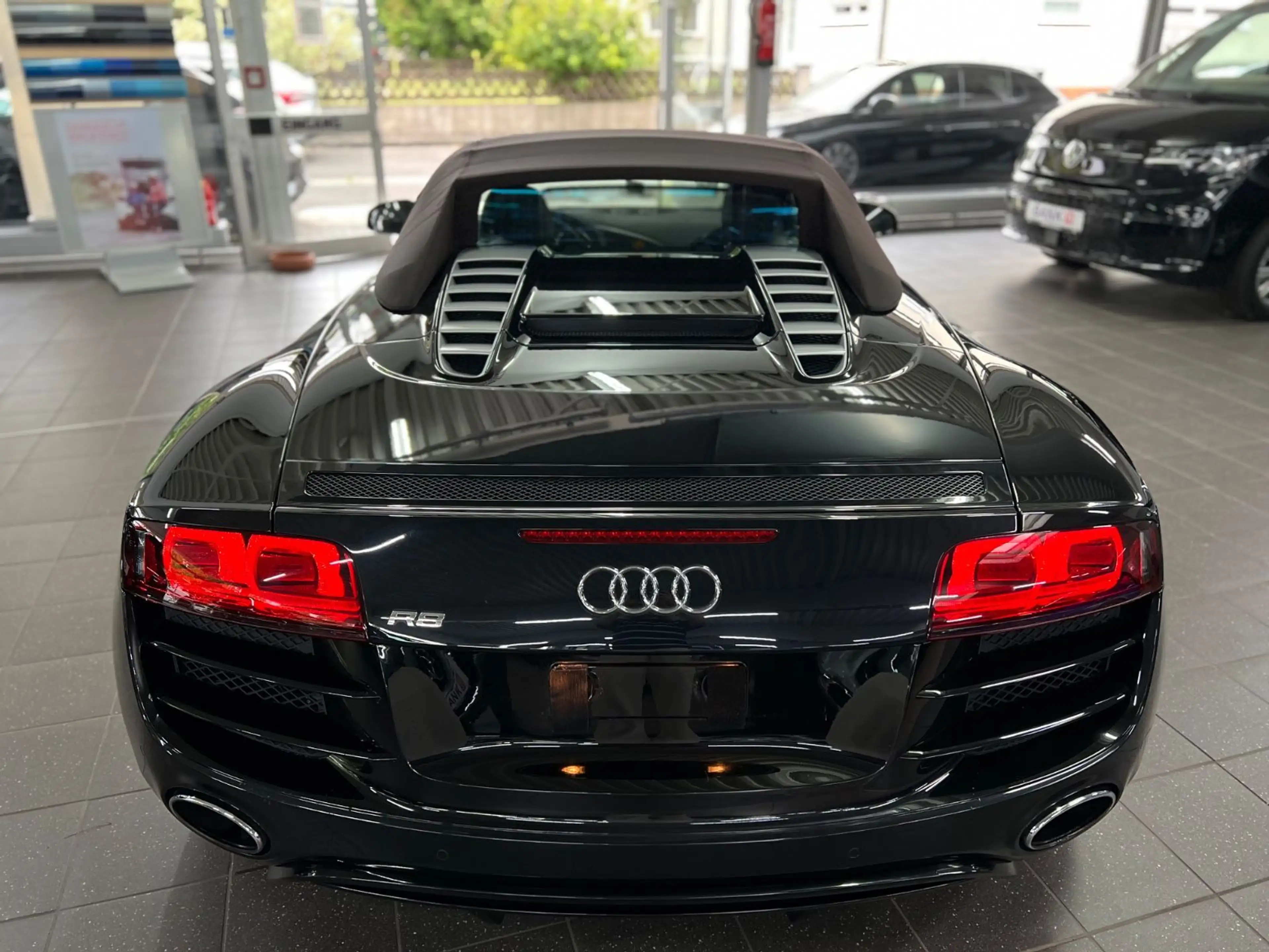 Audi R8 Spyder 5.2 FSI quattro — photo 12