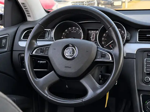 Skoda Superb view 13