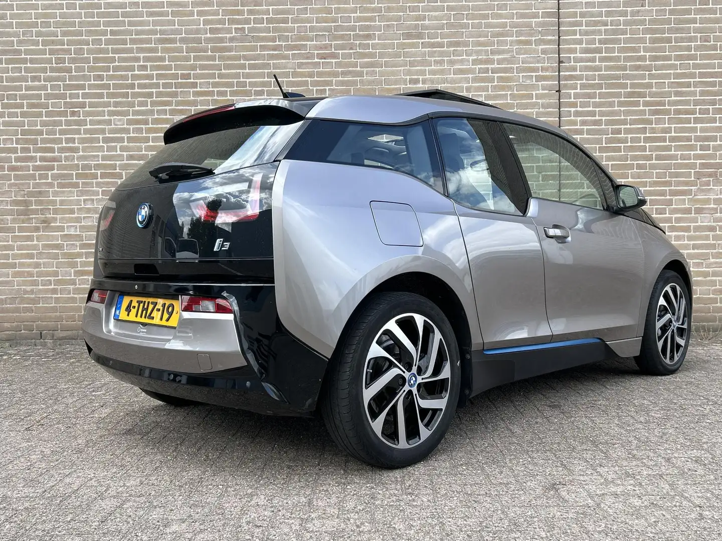 BMW i3 Basis Comfort 22 kWh | 1/2 Leder | Pano | Climate Grijs - 2