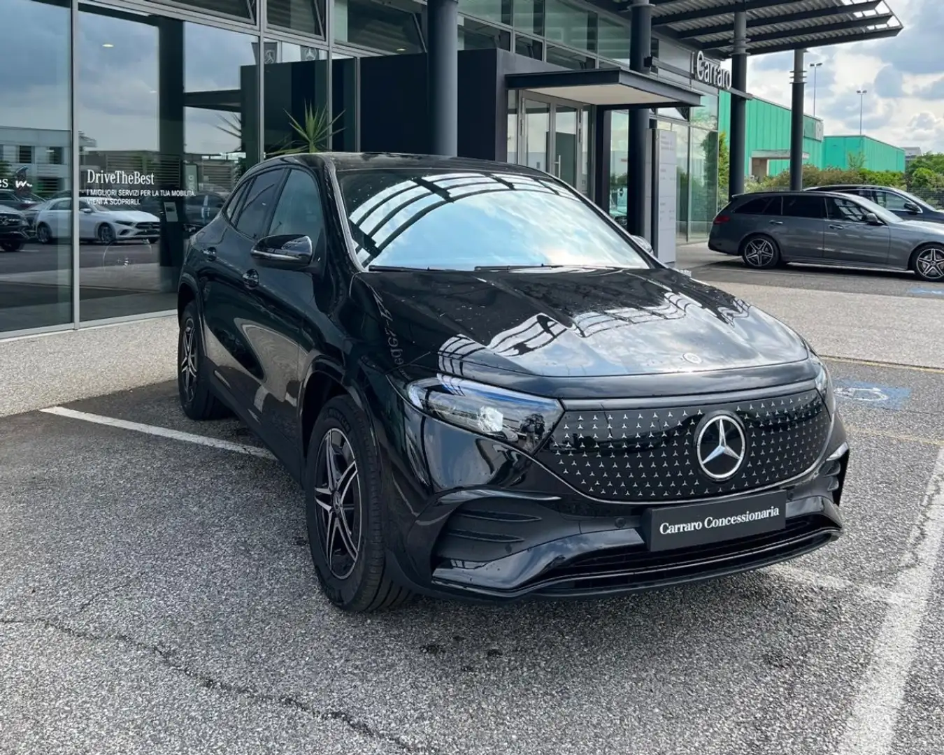 Mercedes-Benz EQA 250 + Fekete - 1