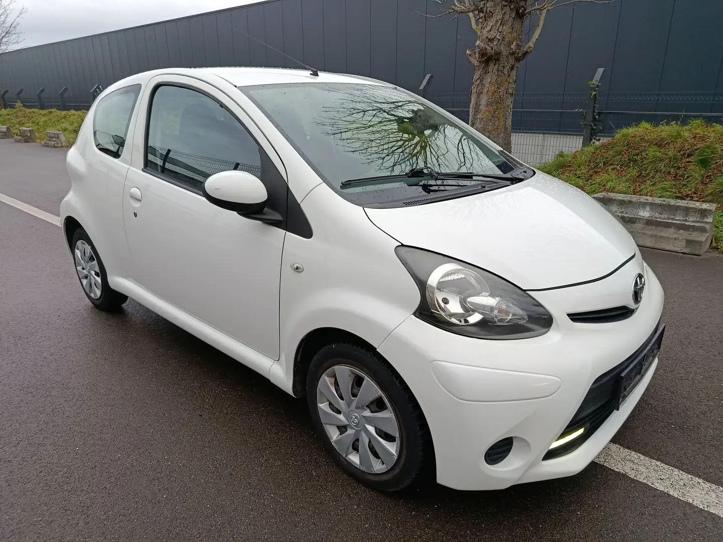 Toyota Aygo Aygo 1.0i Active prêt à immatriculer Wit - 2