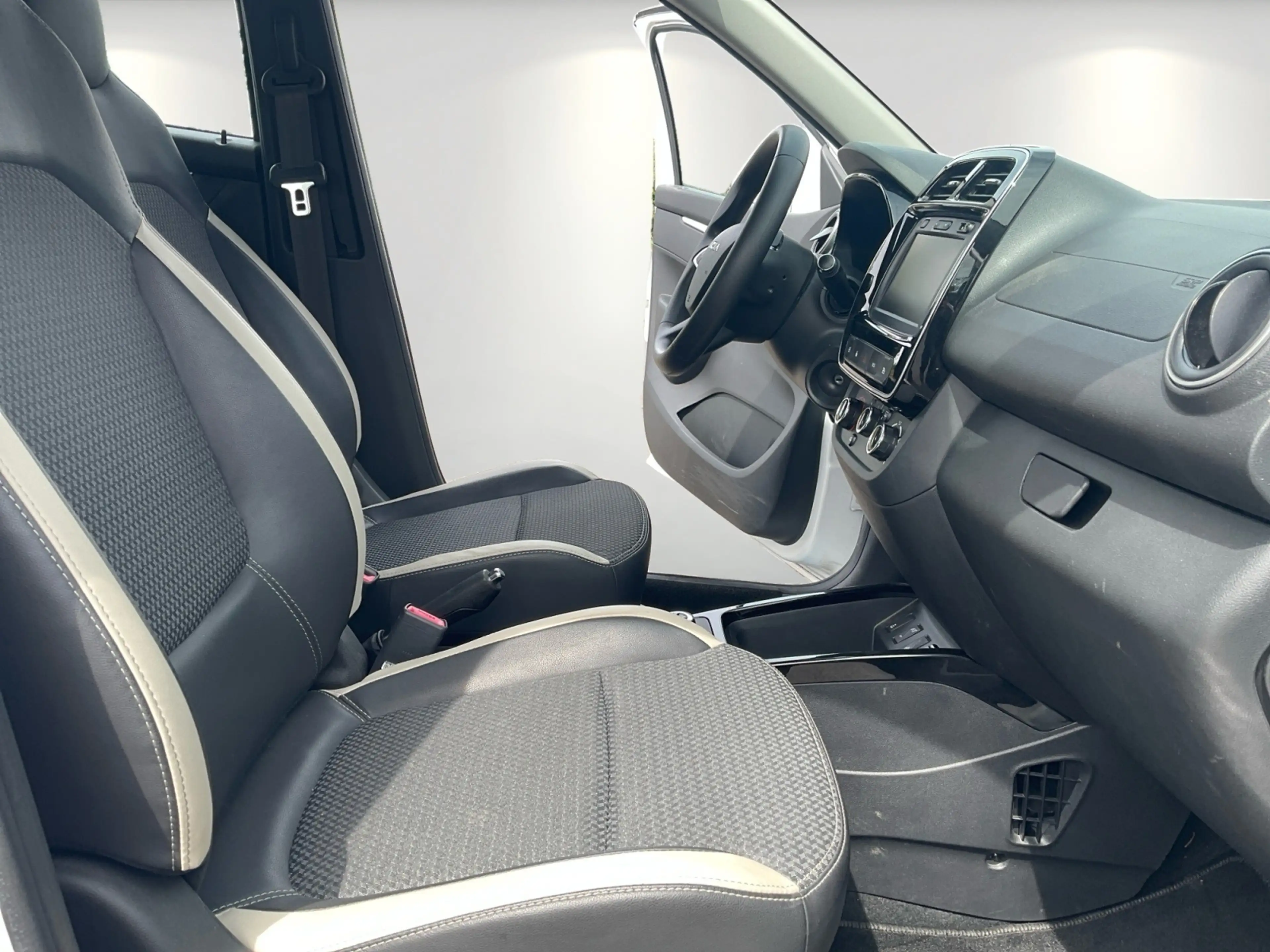 Dacia Spring Essential — photo 15