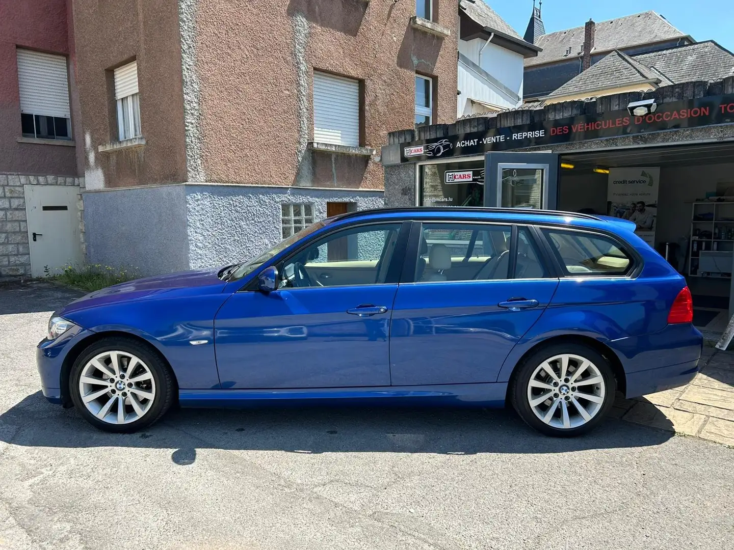 BMW 320 320d xDrive DPF Touring Aut. Edition Lifestyle Bleu - 2