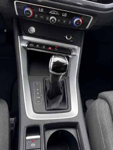 Audi Q3 view 8