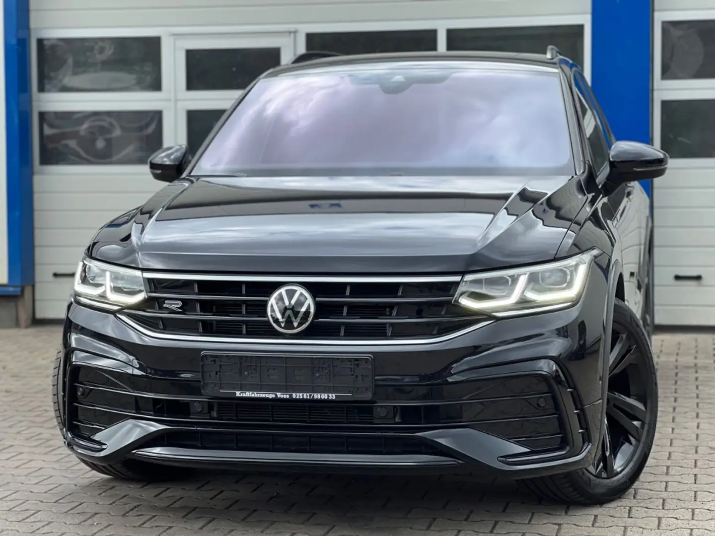 Volkswagen Tiguan 4Motion "R-LINE/PANO/STANDHZG/AHK/H&K/IQ" Schwarz - 1