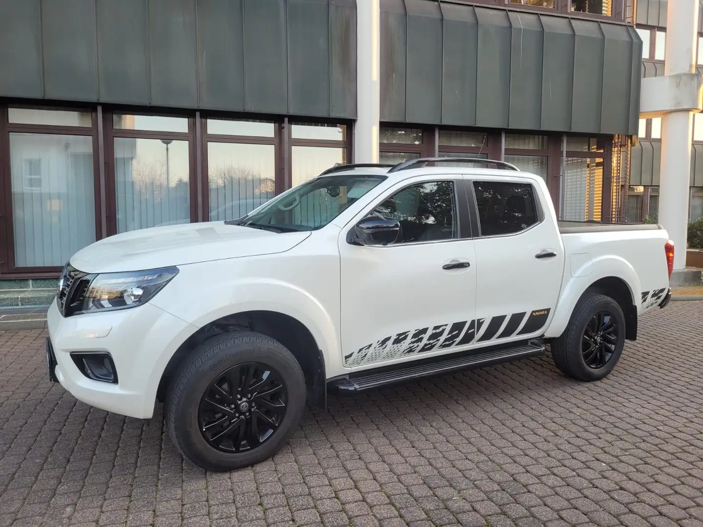 Nissan NP300 Tekna Double Cab 4x4 Nur 19 Tkm-1Hd-AHK 3.5To- - 2