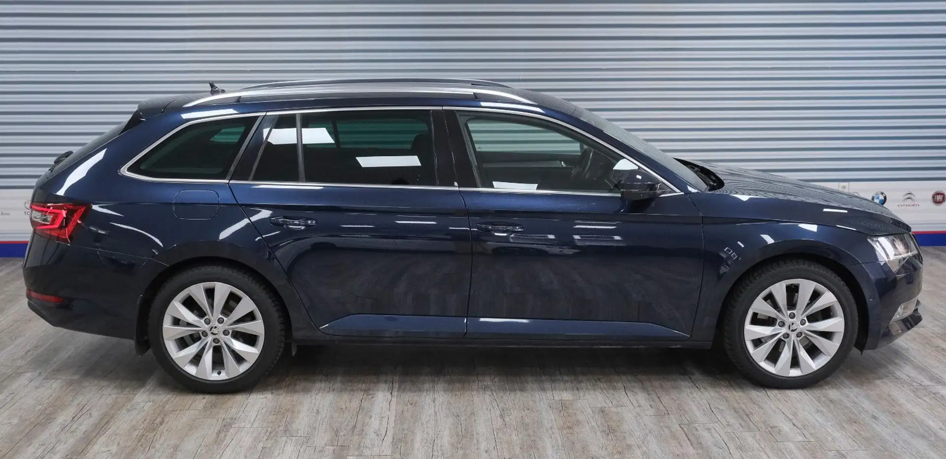 Skoda Superb 2.0 TDI *NAVI/SHZ/RFK/AHK/DSG* Bleu - 1