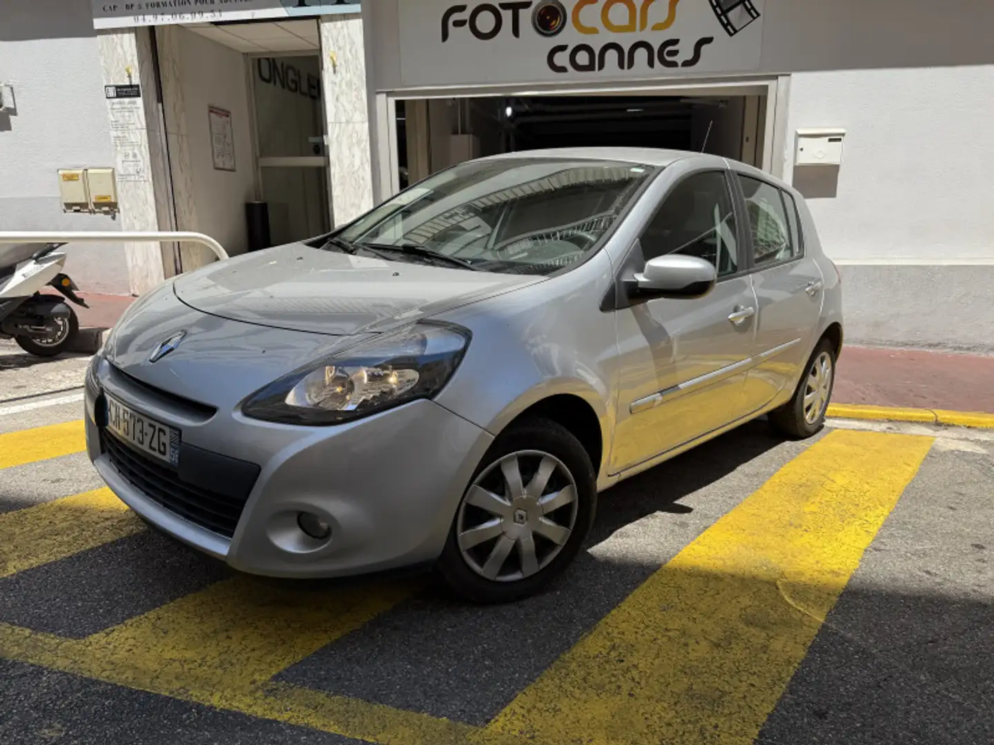 Renault Clio 1.2 16V 75CH TOM TOM LIVE 5P Gris - 1