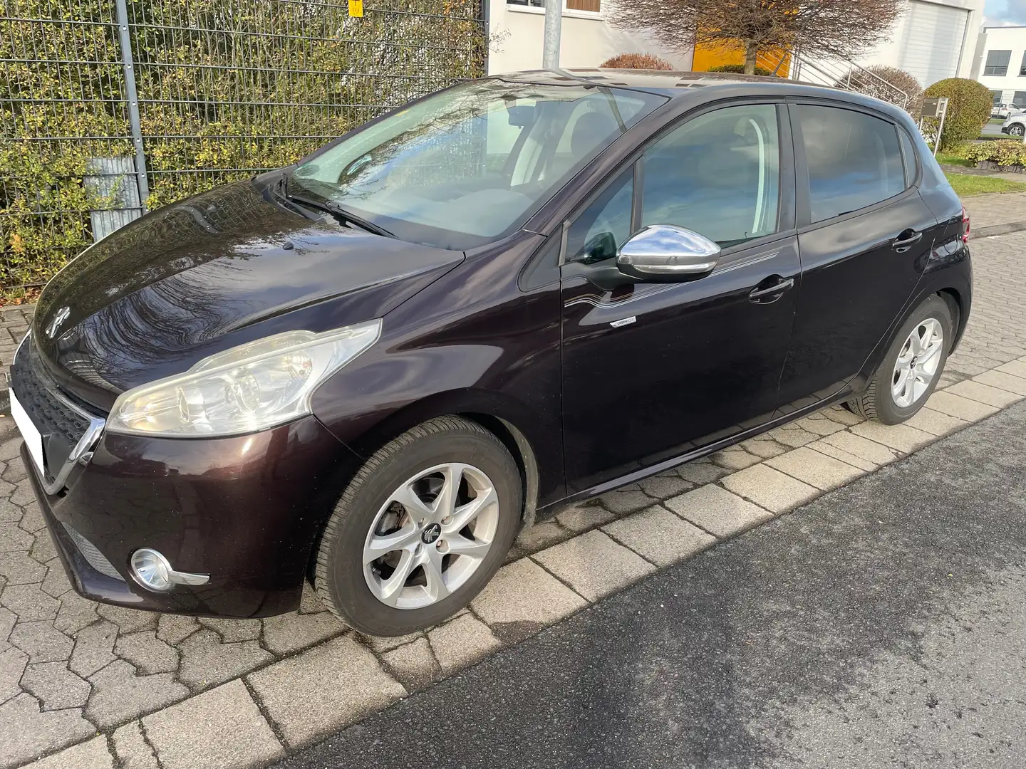 Peugeot 208 208 82 VTI Style Braun - 1