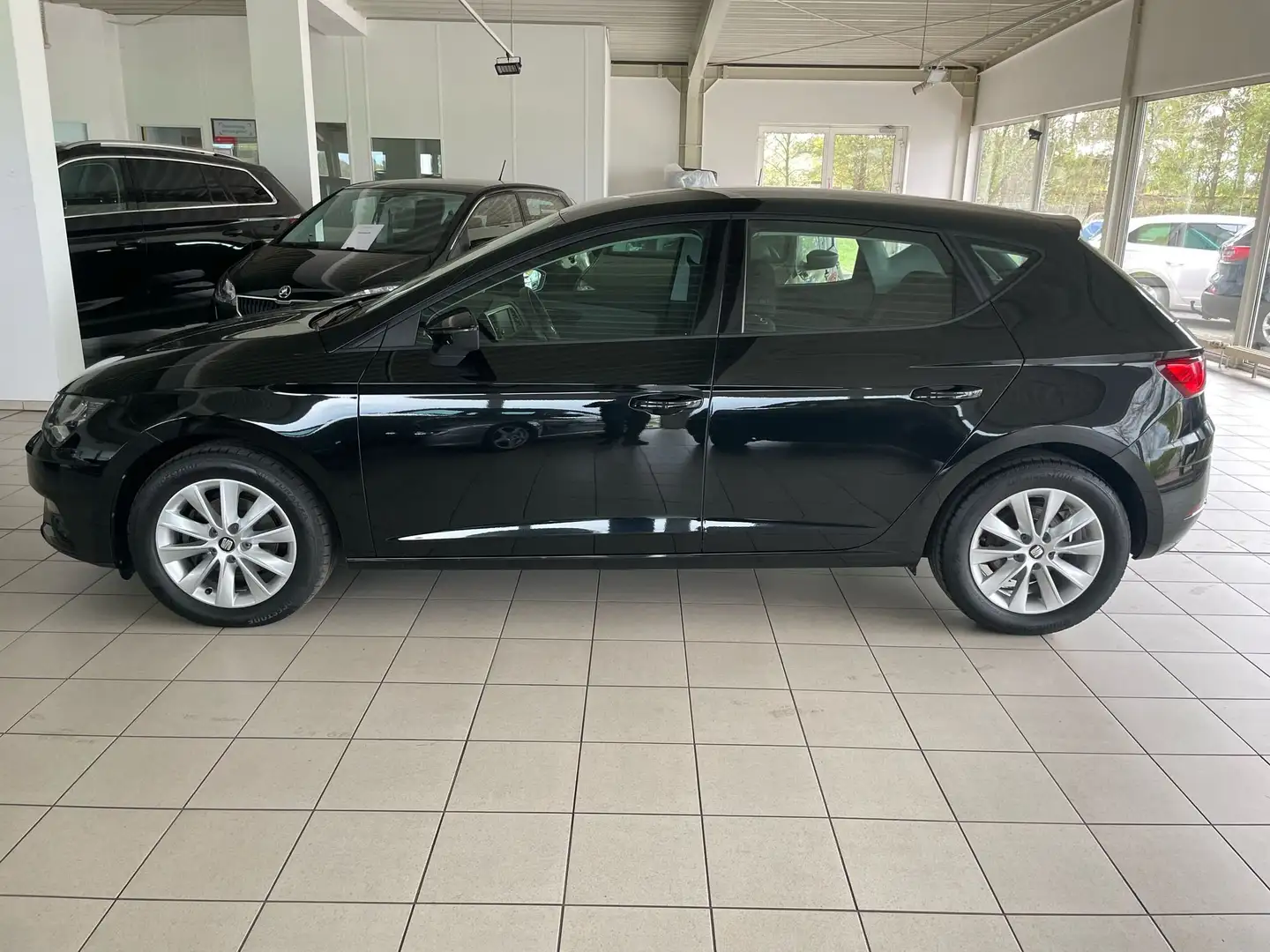SEAT Leon Style-NAVI-SHZ-DAB-Spurhalte-Assistent Schwarz - 2