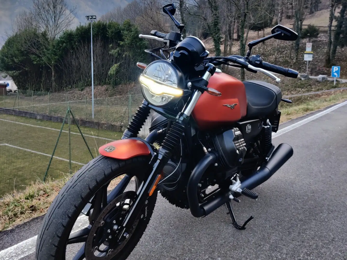 Moto Guzzi V 7 stone Arancione - 1