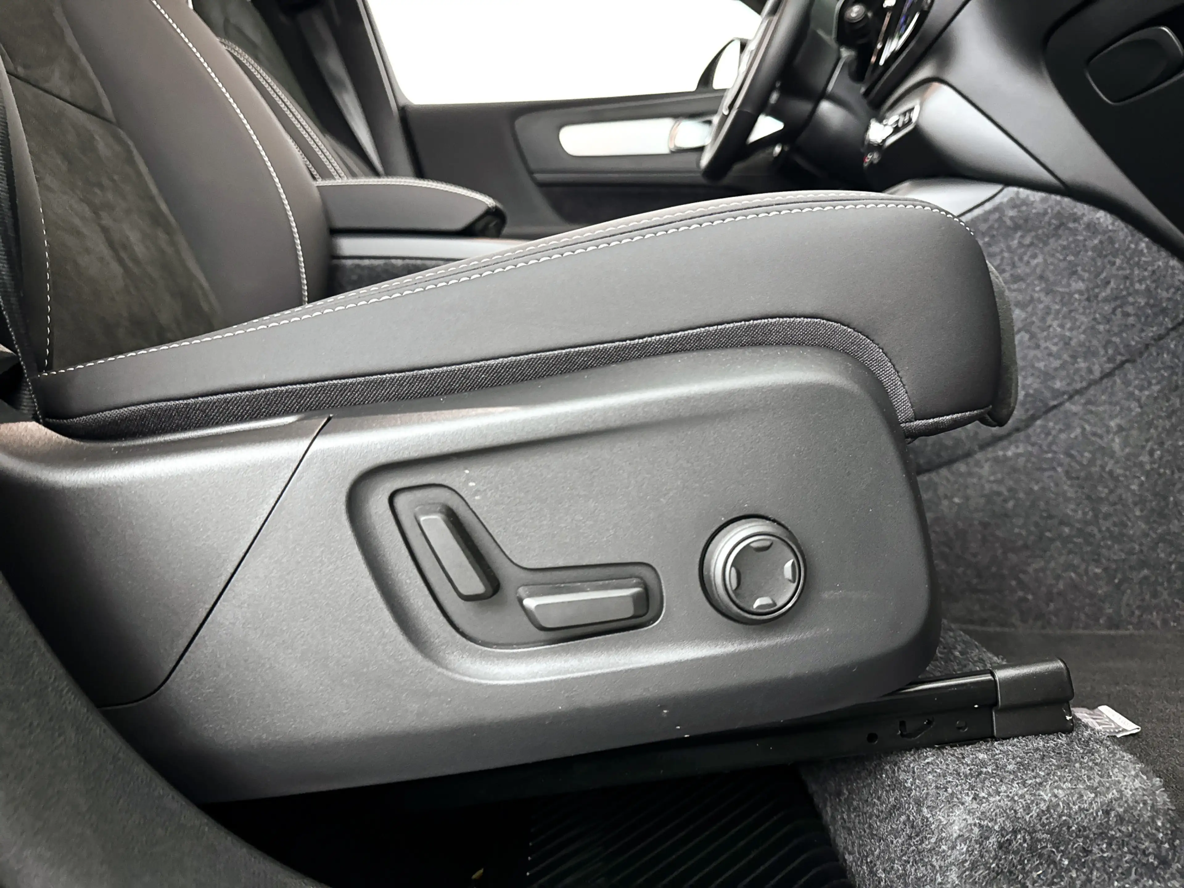 Volvo XC40 B4 Plus Dark | Panoramadak | 360° camera | Harman — photo 33