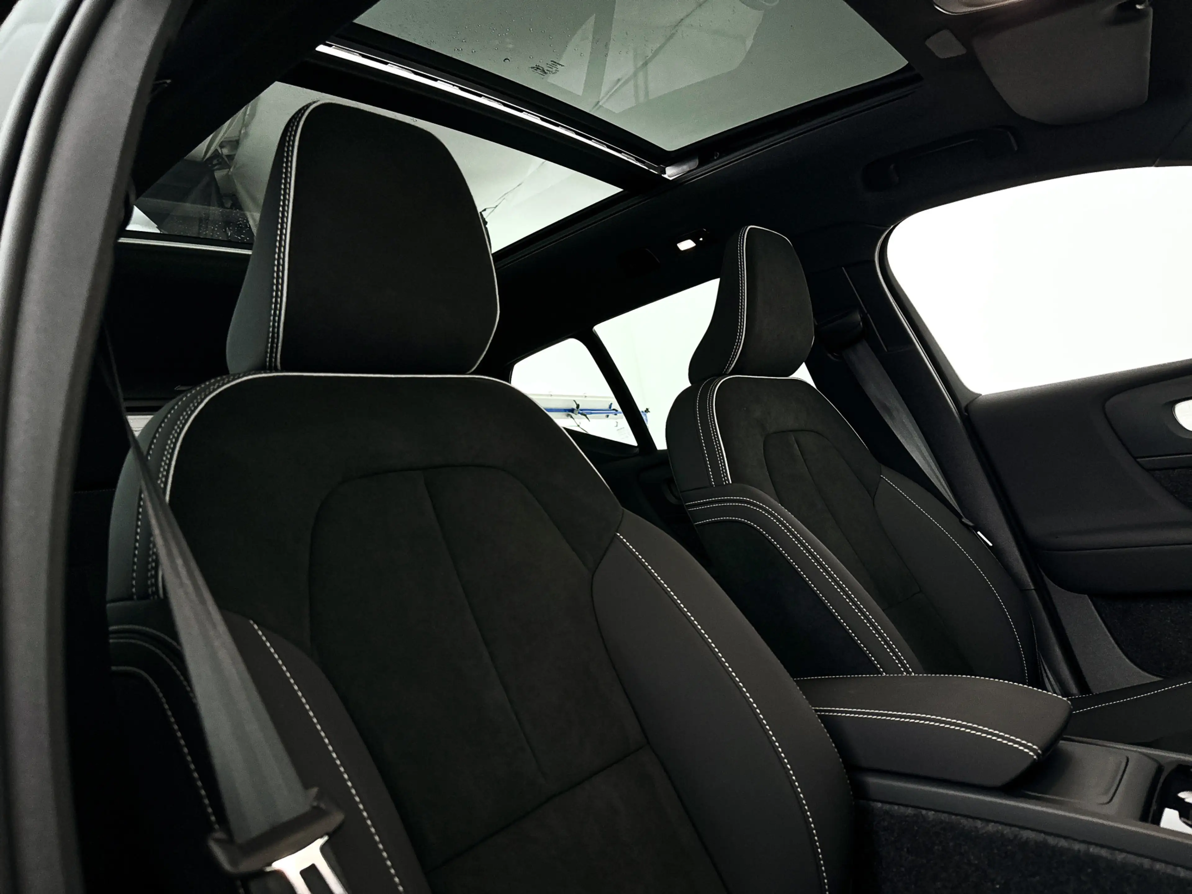 Volvo XC40 B4 Plus Dark | Panoramadak | 360° camera | Harman — photo 35