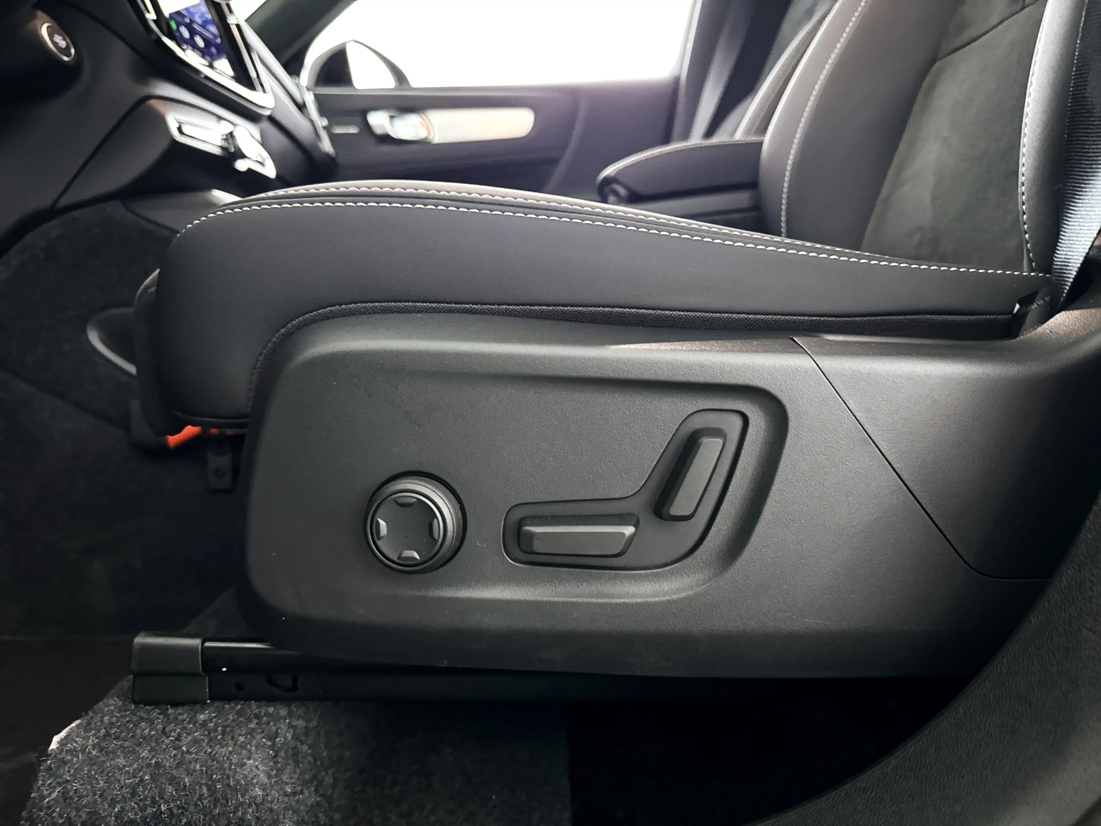 Volvo XC40 B4 Plus Dark | Panoramadak | 360° camera | Harman — photo 7