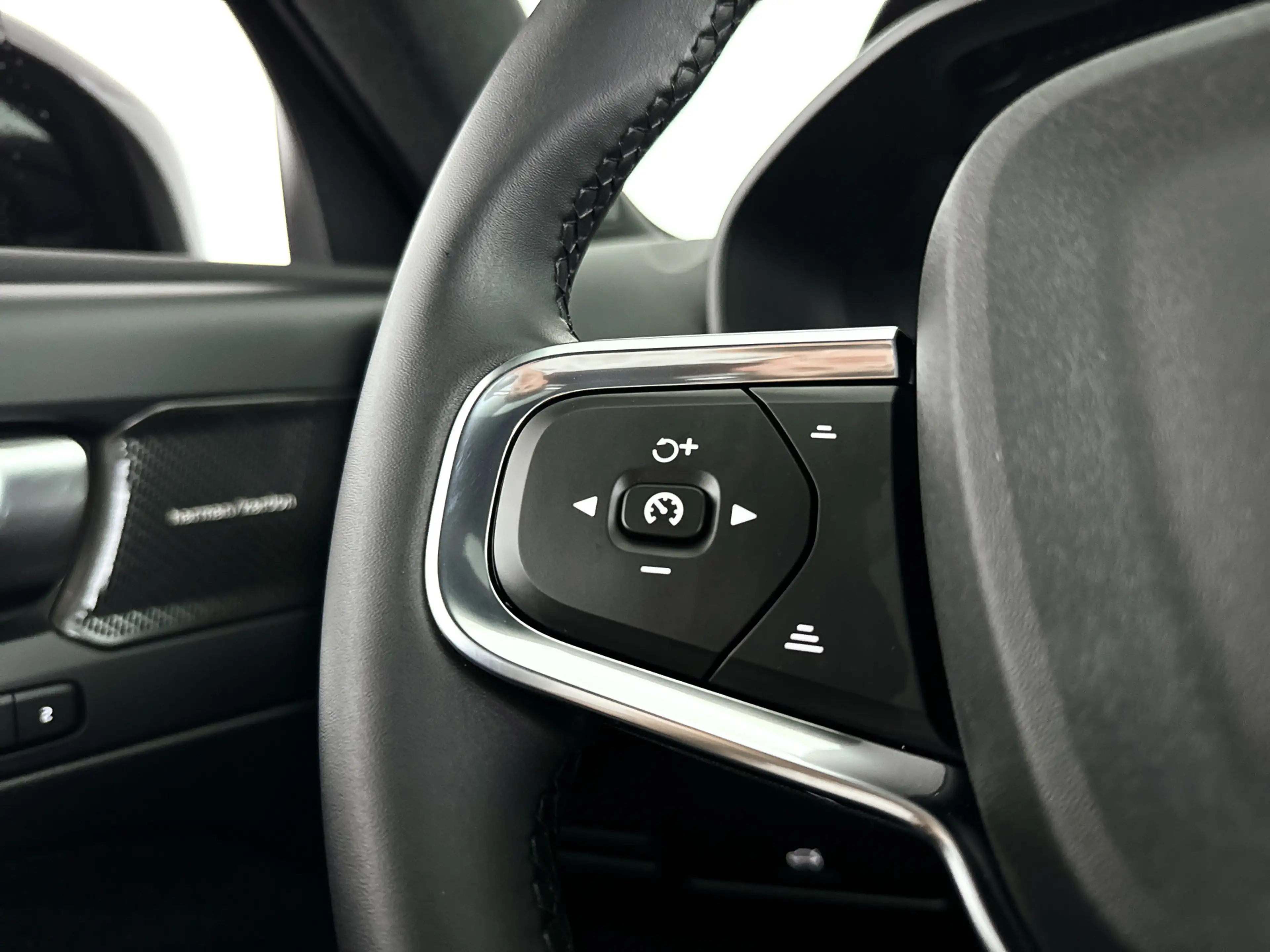 Volvo XC40 B4 Plus Dark | Panoramadak | 360° camera | Harman — photo 20
