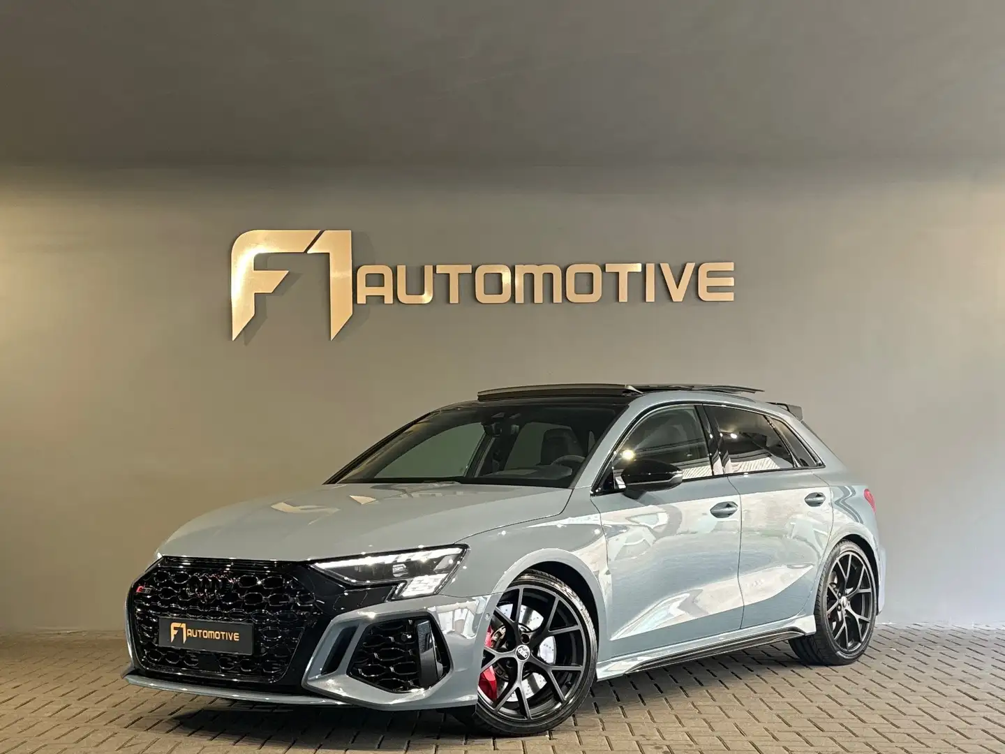 Audi RS3 Sportback 2.5 TFSI Quattro Pano|HuD|Memory|360C|BT Grijs - 1