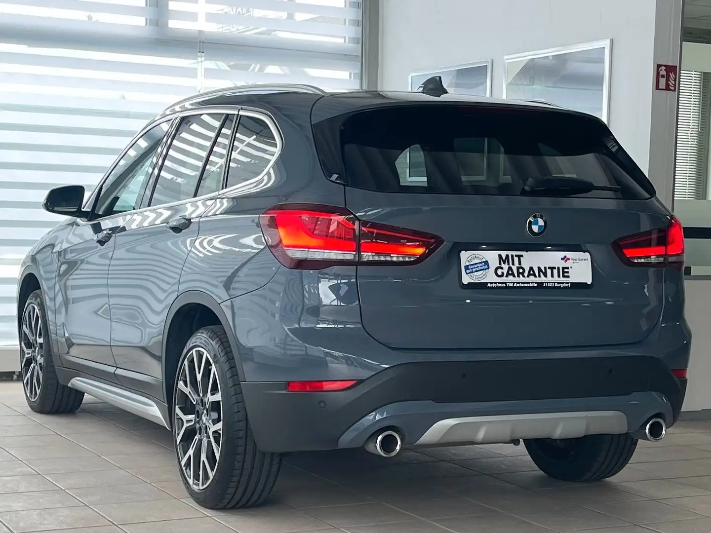 BMW X1 xDrive 18d Aut.xLine AHK LEDER Sports.Memory Grijs - 2
