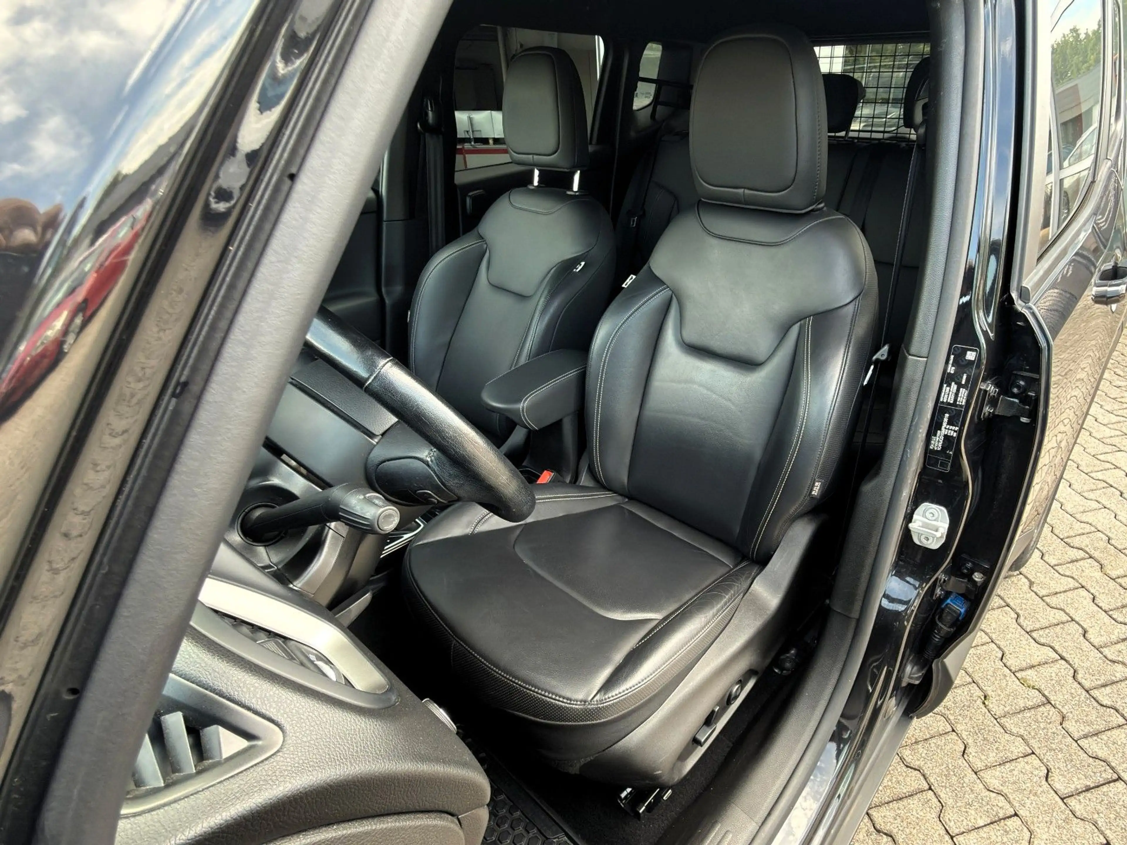 Jeep Renegade Limited FWD LEDER+NAVI+ACC+KeyLess+LED — photo 23