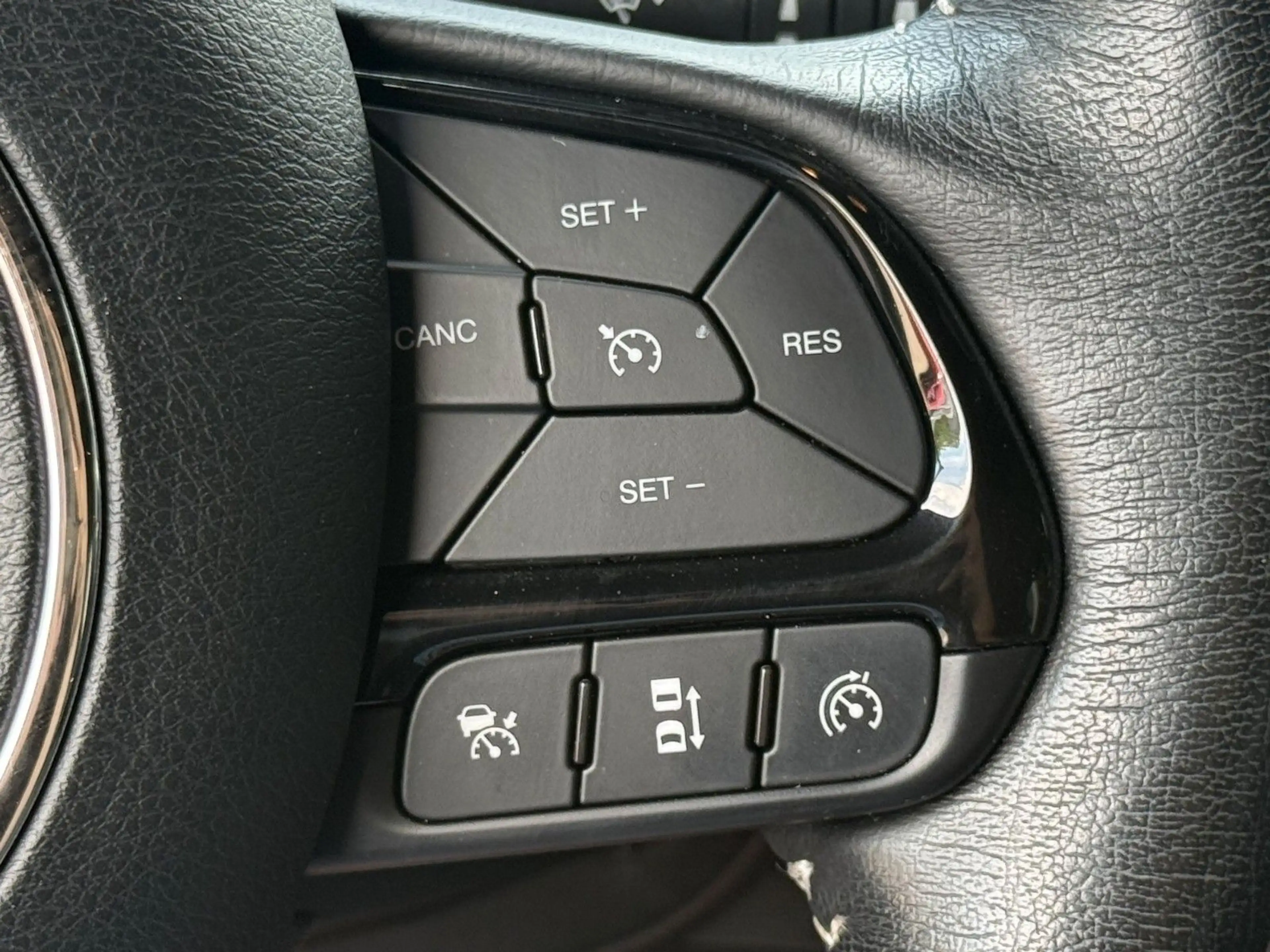 Jeep Renegade Limited FWD LEDER+NAVI+ACC+KeyLess+LED — photo 14