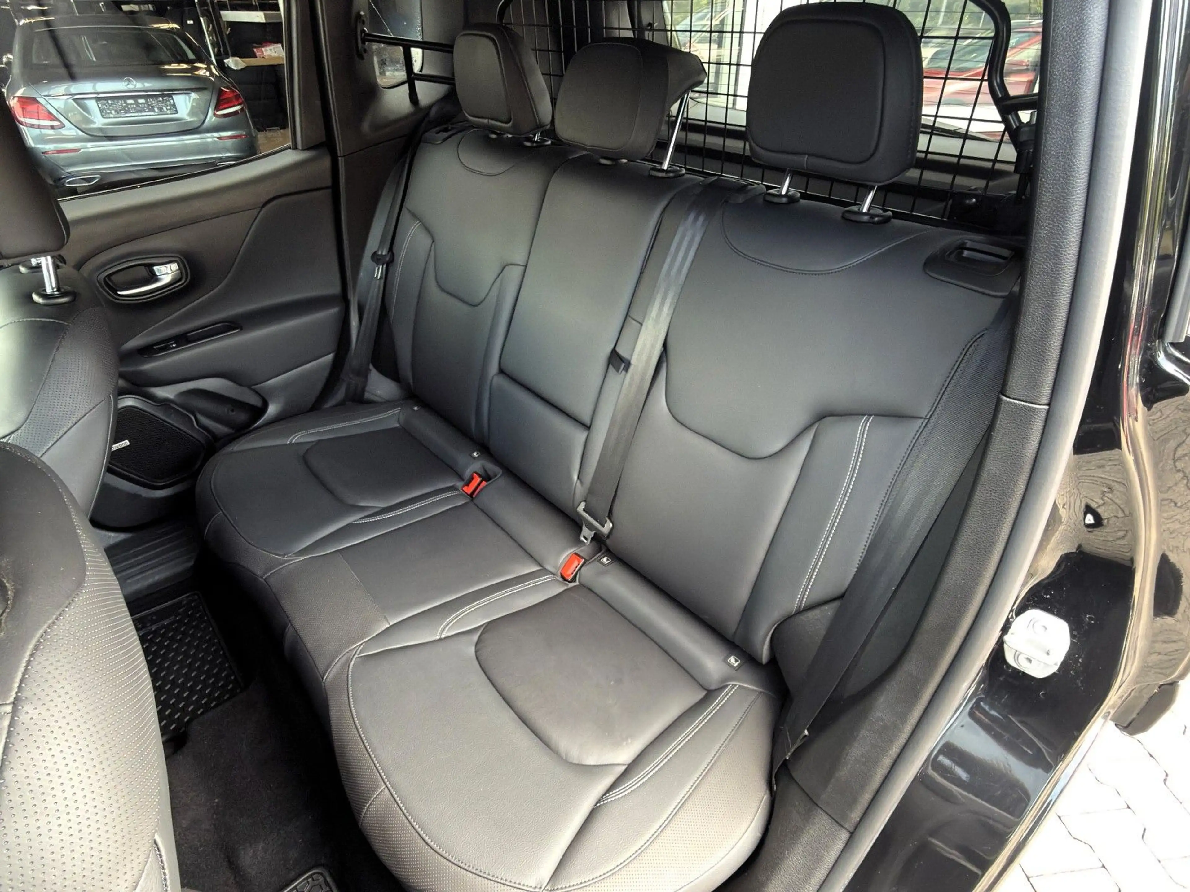 Jeep Renegade Limited FWD LEDER+NAVI+ACC+KeyLess+LED — photo 25