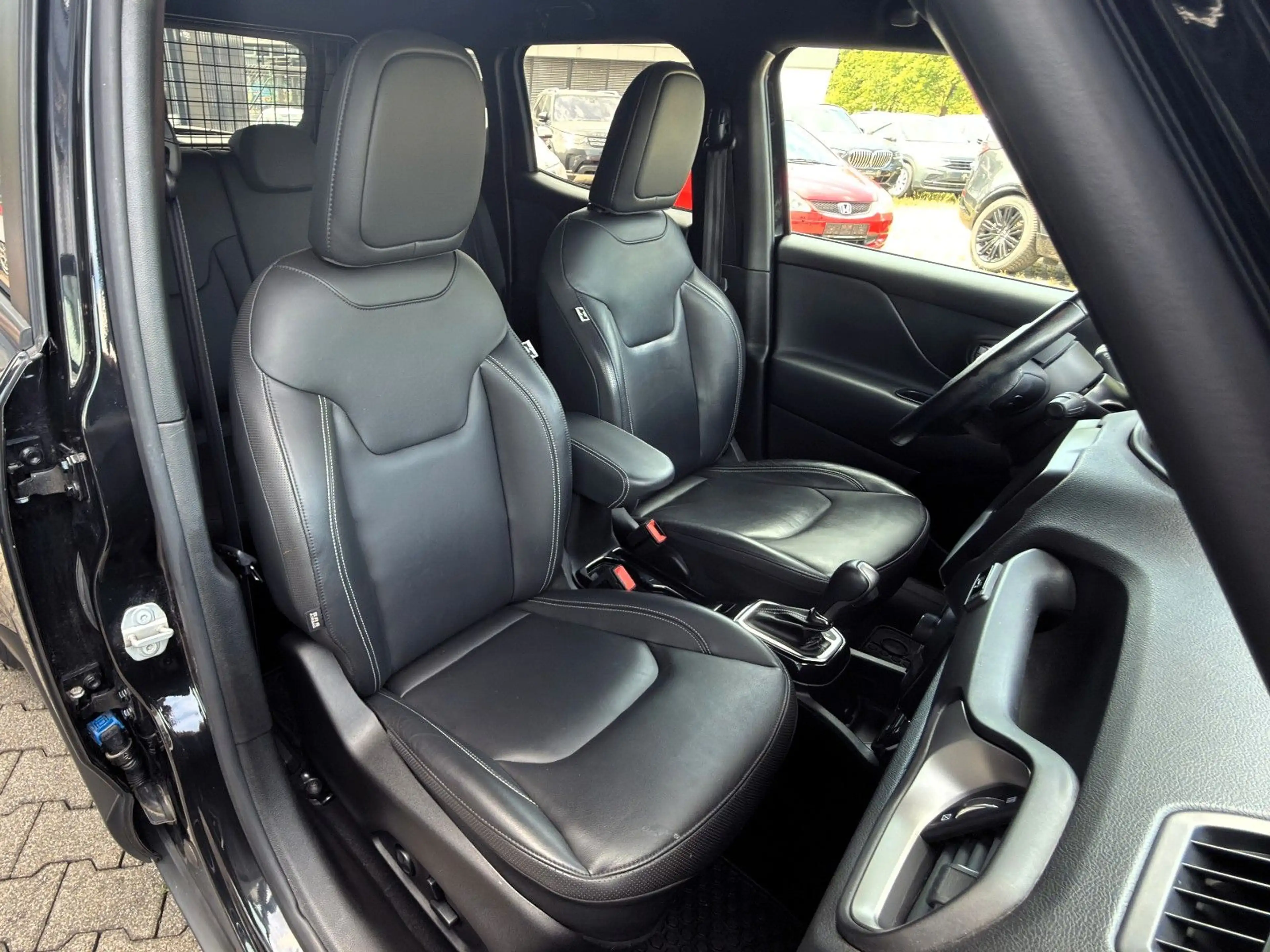 Jeep Renegade Limited FWD LEDER+NAVI+ACC+KeyLess+LED — photo 29