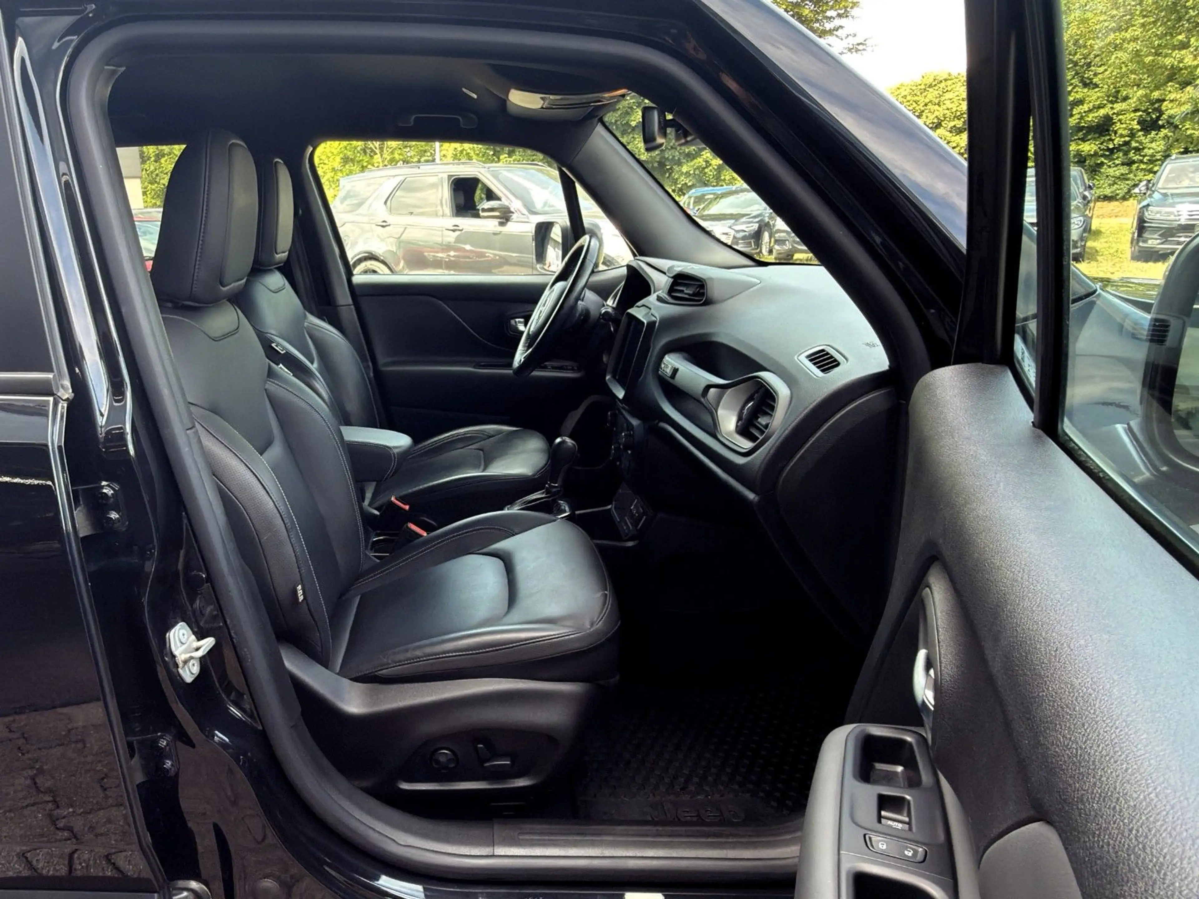Jeep Renegade Limited FWD LEDER+NAVI+ACC+KeyLess+LED — photo 28