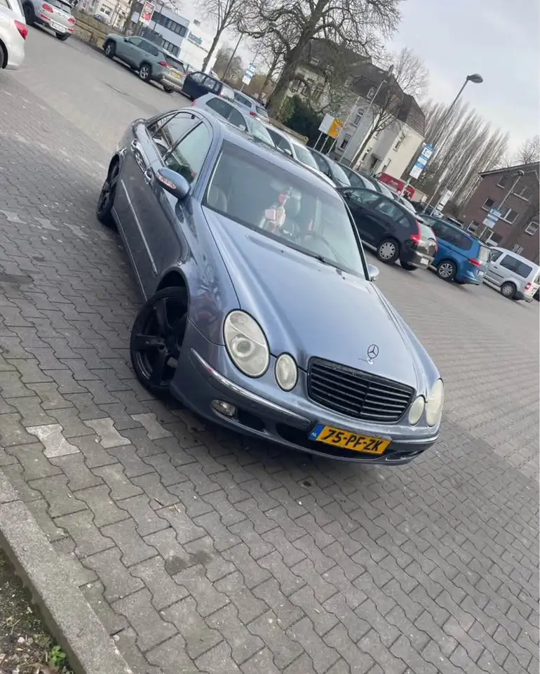 Mercedes-Benz E 240