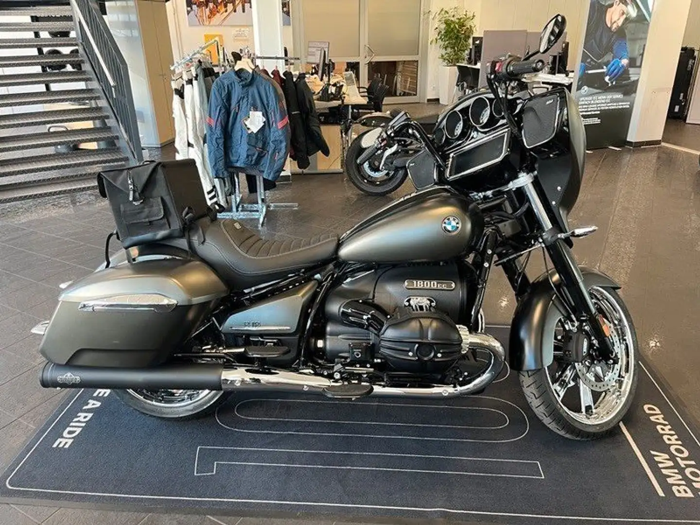 BMW R 18 B Custom Umbau mit Mashined Parts Verde - 2