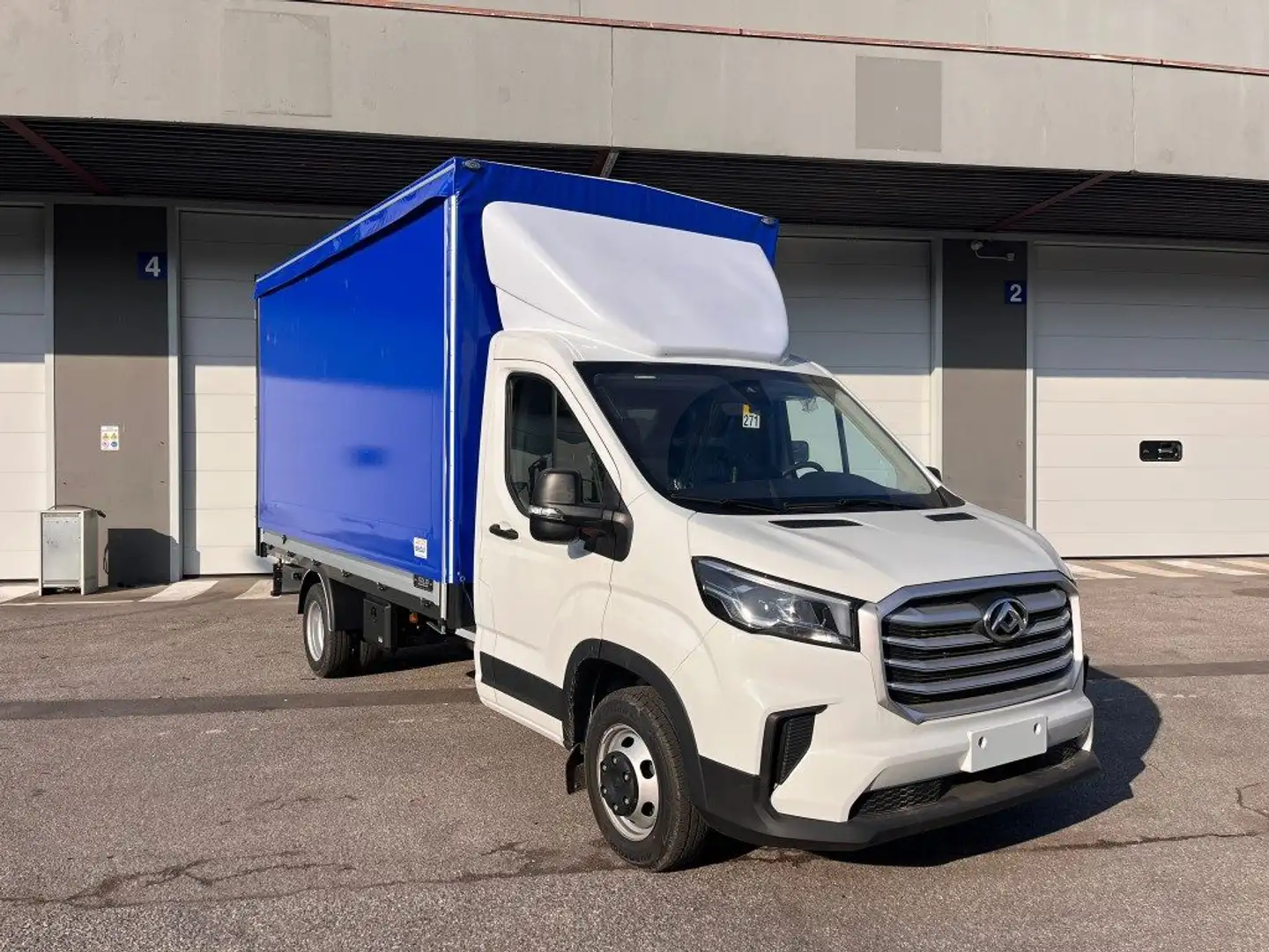 Maxus Deliver 9 + centina White - 2