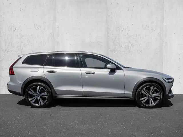 Volvo V60 Cross Country view 5