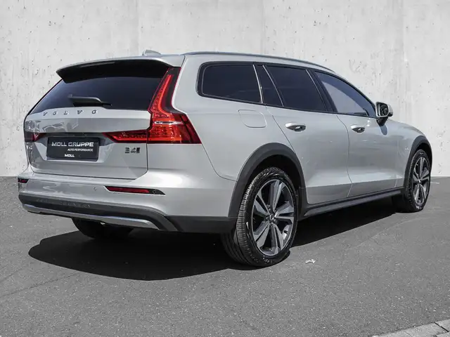 Volvo V60 Cross Country view 4