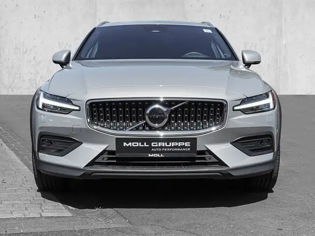 Volvo V60 Cross Country view 3