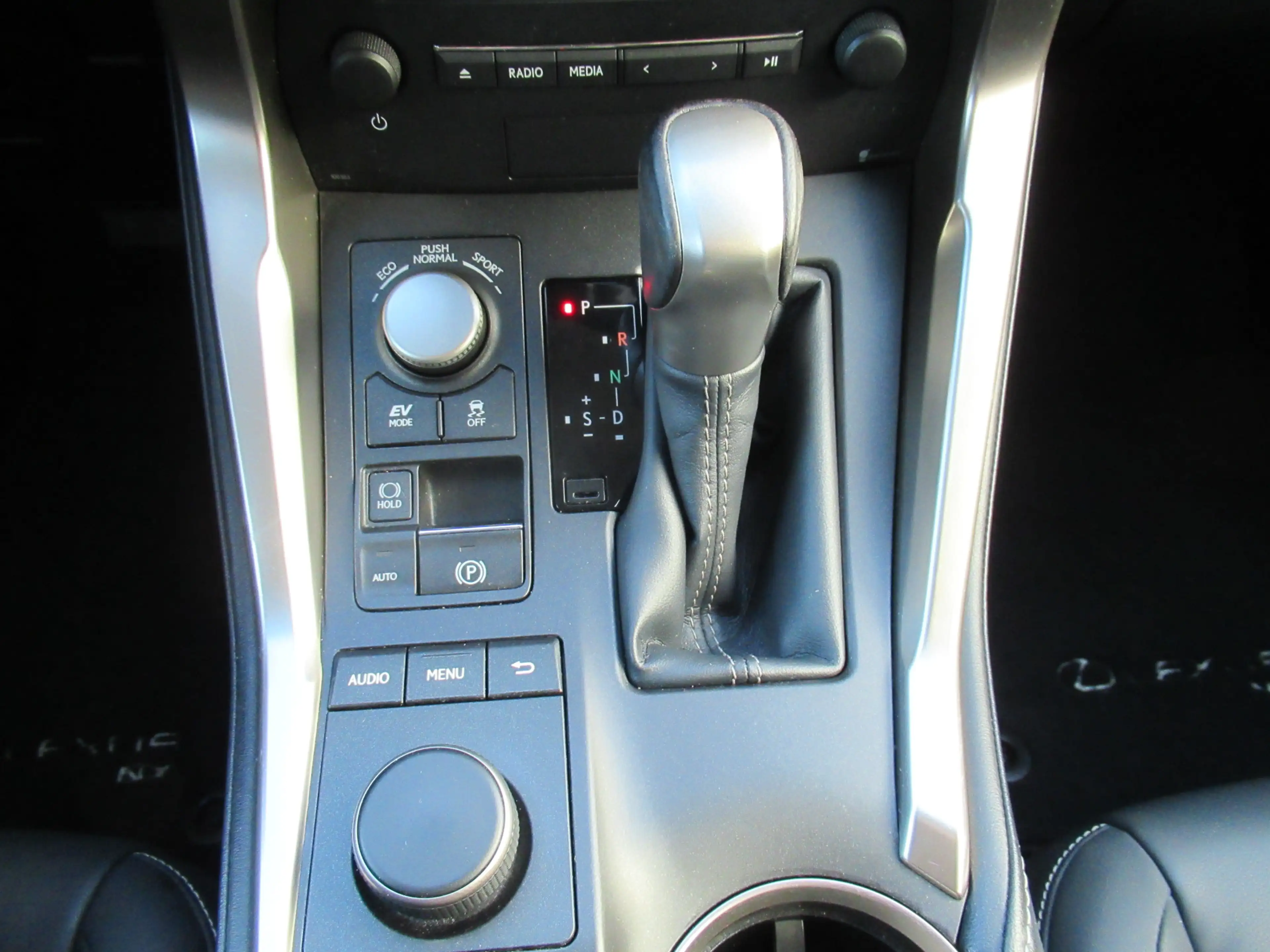 Lexus NX 300h AWD 25th First Edition leer Dealeronderhouden — photo 13