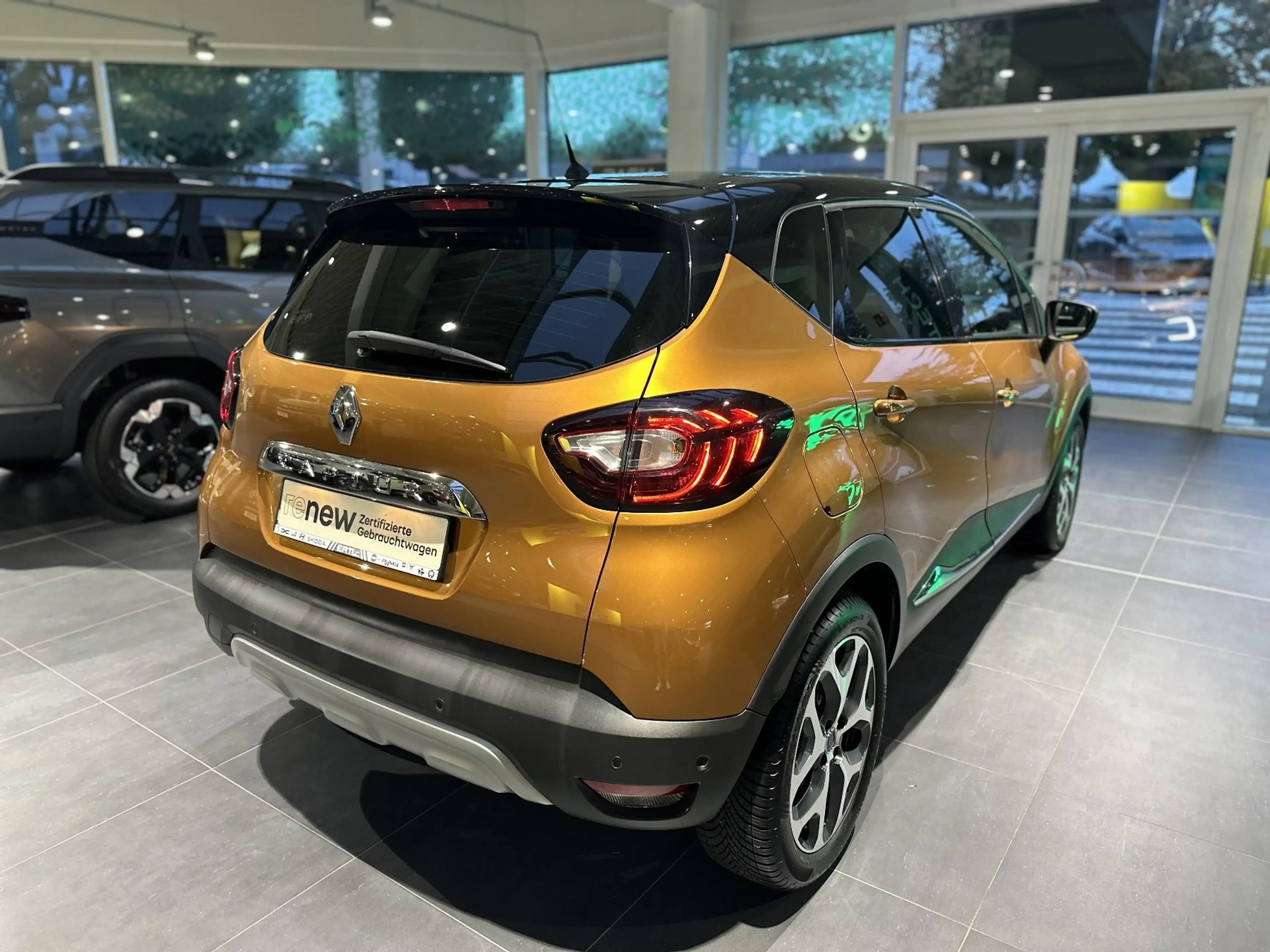 Renault Captur Intens ENERGY TCe 120 EDC — photo 8