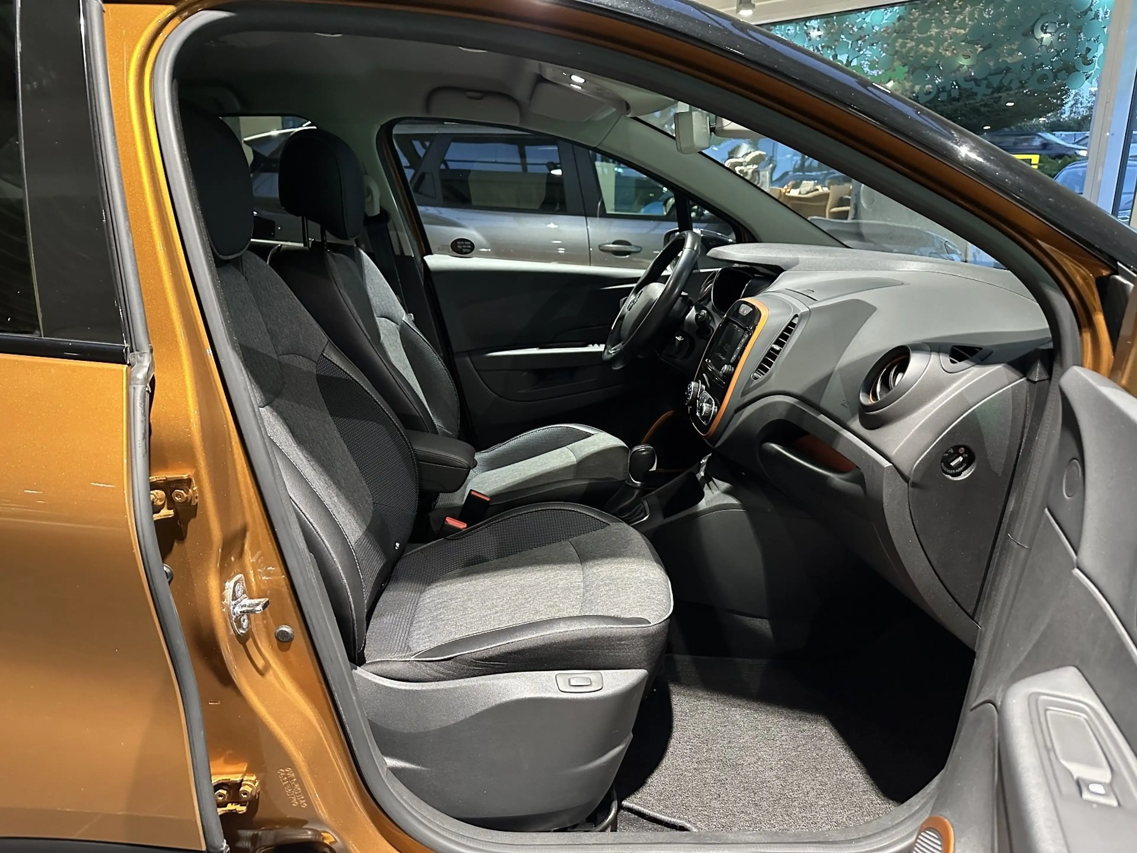 Renault Captur Intens ENERGY TCe 120 EDC — photo 14