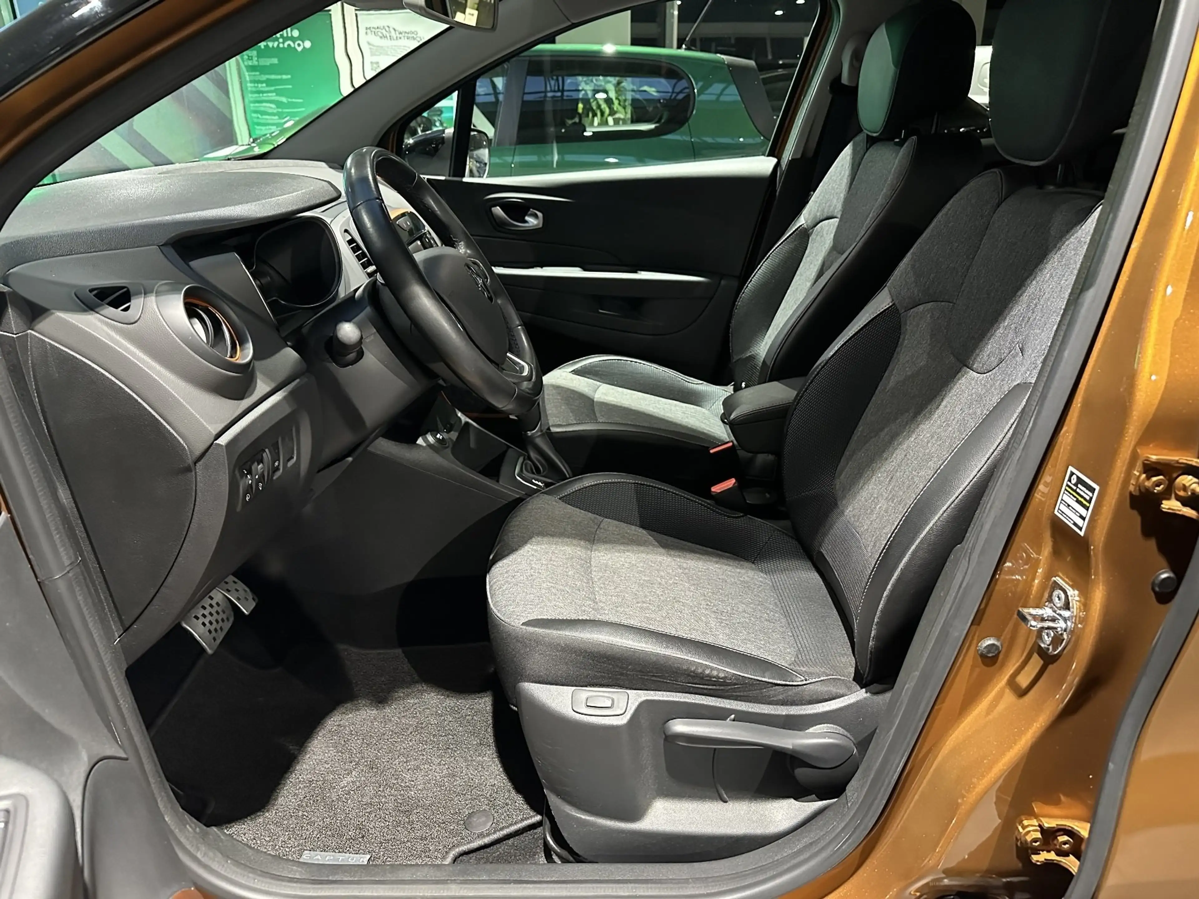 Renault Captur Intens ENERGY TCe 120 EDC — photo 25