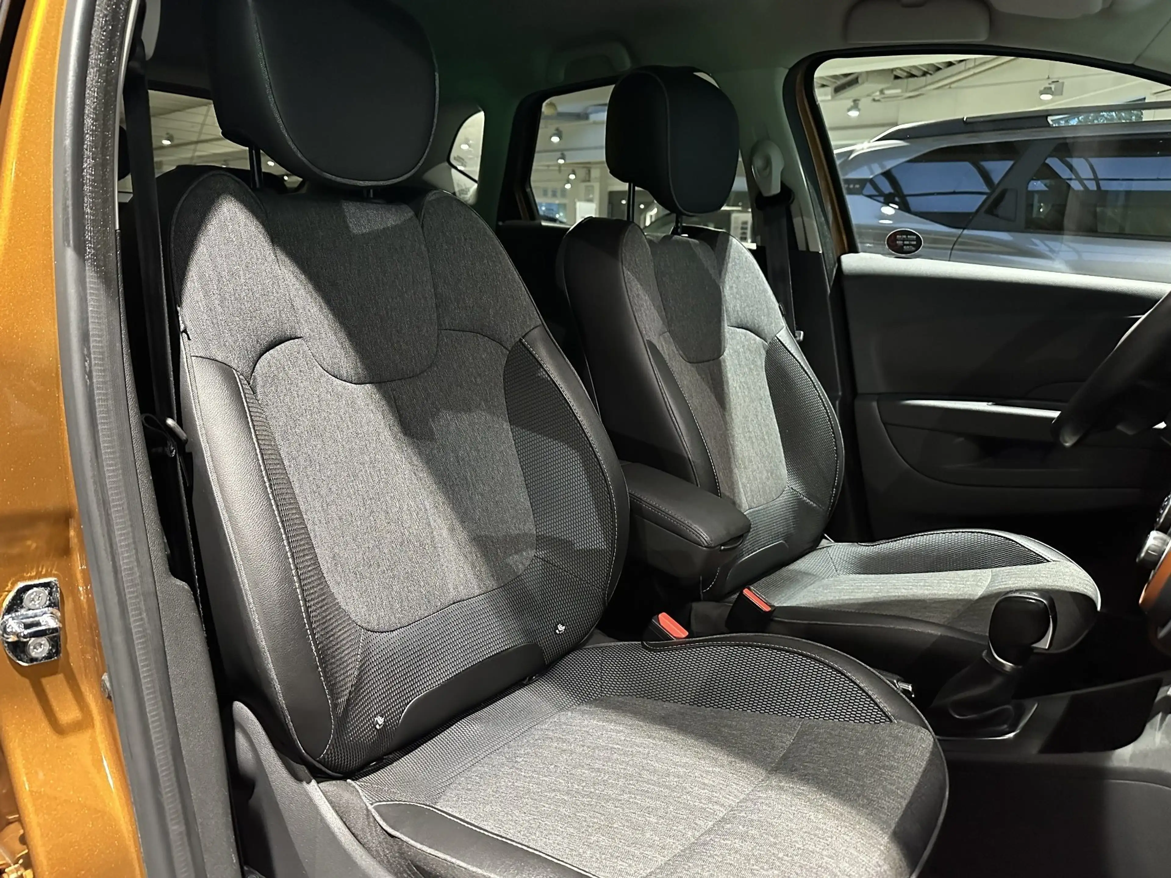 Renault Captur Intens ENERGY TCe 120 EDC — photo 17