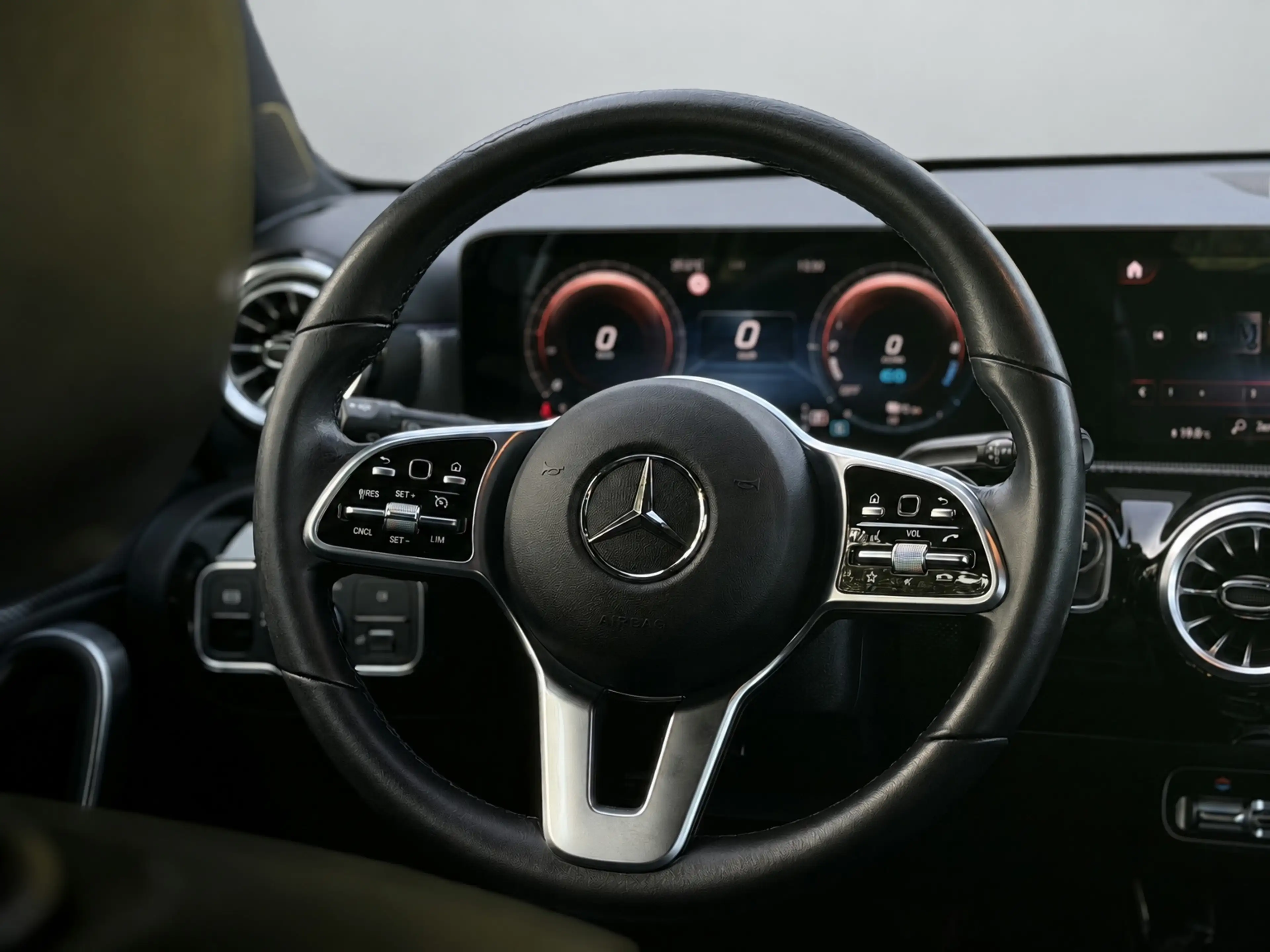 Mercedes-Benz A 250 e Business Solution Luxury Limited, lederen sporti — photo 8