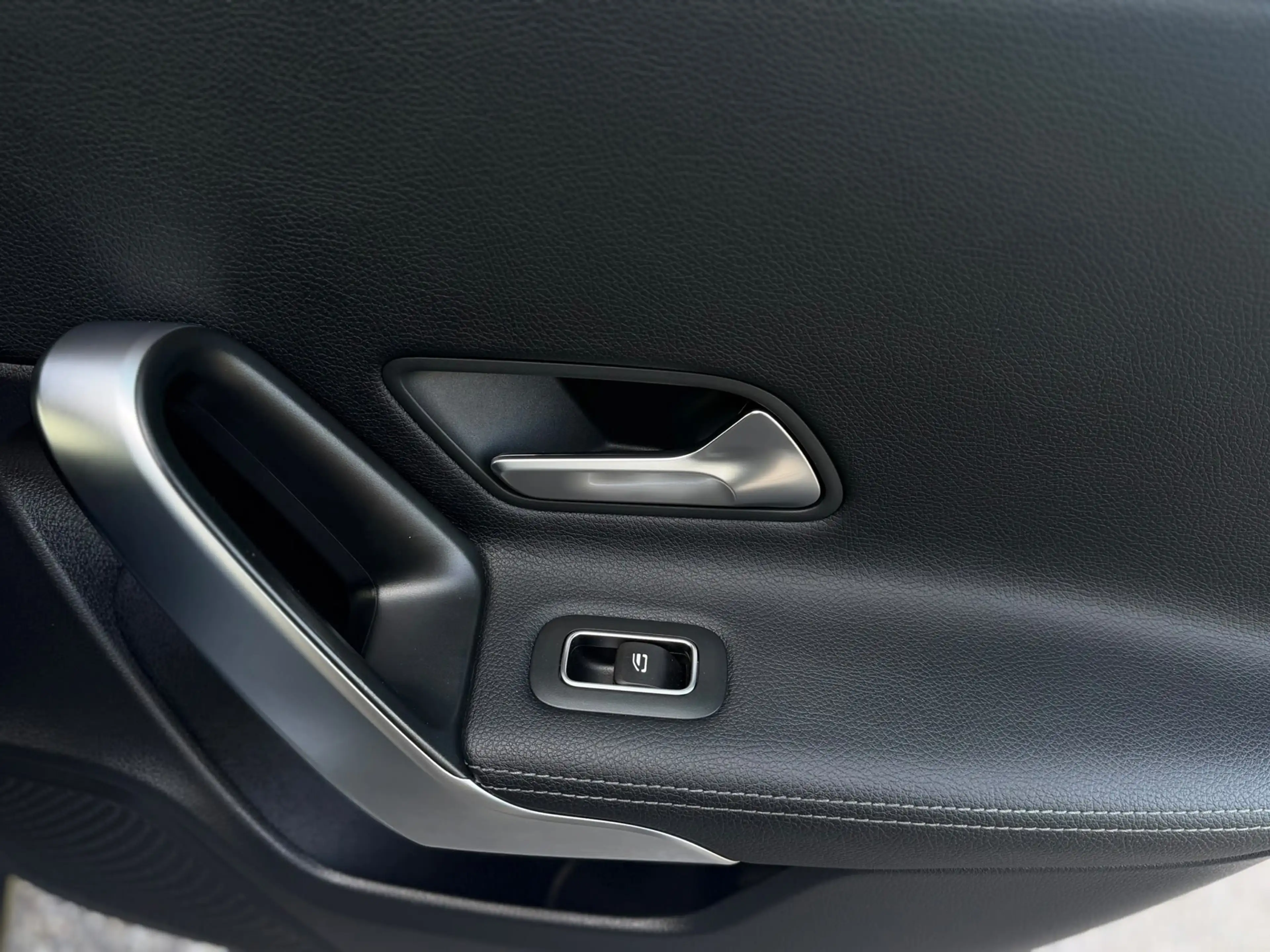 Mercedes-Benz A 250 e Business Solution Luxury Limited, lederen sporti — photo 34