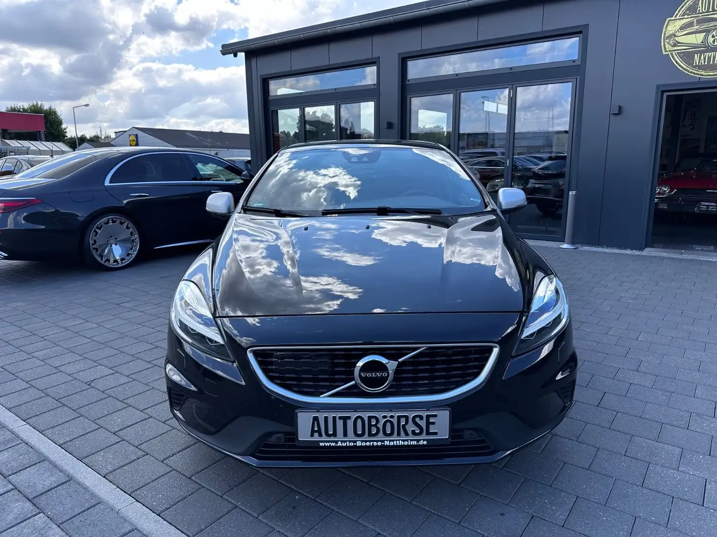Volvo V40 Momentum*R-Design* Schwarz - 2