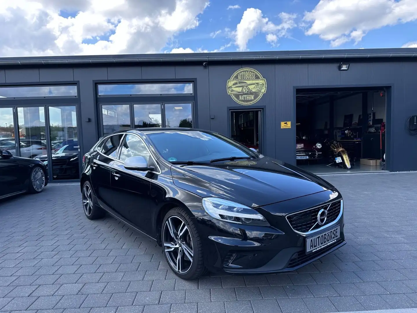 Volvo V40 Momentum*R-Design* Schwarz - 1